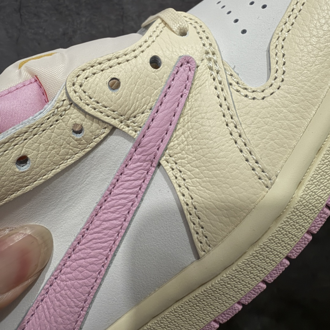 图片[4]-【LW升级版本】Travis Scott x Air Jordan AJ1 Low OG SP TS联名倒钩低帮 米粉倒钩 IQ7604-100 知名大厂出品 纯原第一梯队版本 产品品控稳定性领先行业 各方面均可对飙市面通货版 SZ原厂全套原楦原纸板冲刀磨具开发 原厂皮料加持 原厂港宝加持定型后跟R度完美 同源原厂电绣 鬼脸飞翼针数密度立体效果一致 百分百一致原鞋 原厂拉帮工艺 针距密度一致 后跟弧度收口自然不对折 极致一眼正品既视感 进口玻璃冲刀皮料裁剪零毛边 全鞋电脑针车工艺 品控清洁度最高QC检验标准 免检产品 原厂订购鞋盒、鞋标、防尘纸、鞋撑、鞋带 追求极致的原厂味道！ 尺码：36-49.5-选品中心