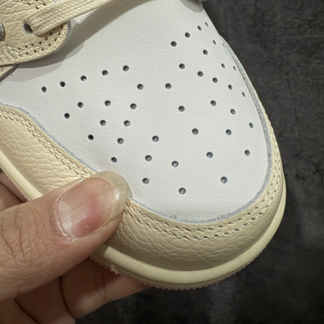 图片[5]-【LW升级版本】Travis Scott x Air Jordan AJ1 Low OG SP TS联名倒钩低帮 米粉倒钩 IQ7604-100 知名大厂出品 纯原第一梯队版本 产品品控稳定性领先行业 各方面均可对飙市面通货版 SZ原厂全套原楦原纸板冲刀磨具开发 原厂皮料加持 原厂港宝加持定型后跟R度完美 同源原厂电绣 鬼脸飞翼针数密度立体效果一致 百分百一致原鞋 原厂拉帮工艺 针距密度一致 后跟弧度收口自然不对折 极致一眼正品既视感 进口玻璃冲刀皮料裁剪零毛边 全鞋电脑针车工艺 品控清洁度最高QC检验标准 免检产品 原厂订购鞋盒、鞋标、防尘纸、鞋撑、鞋带 追求极致的原厂味道！ 尺码：36-49.5-选品中心