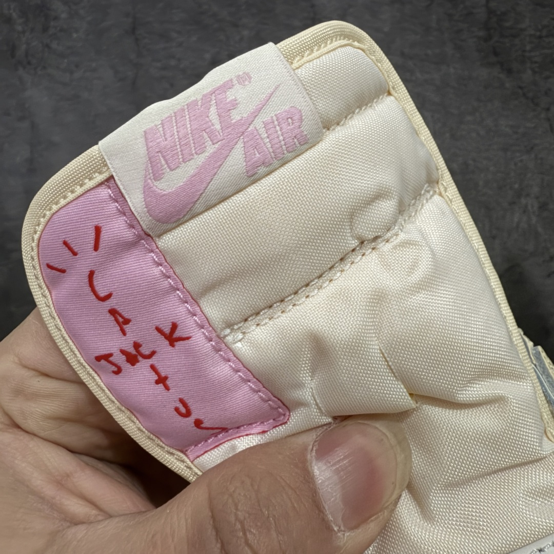 图片[6]-【LW升级版本】Travis Scott x Air Jordan AJ1 Low OG SP TS联名倒钩低帮 米粉倒钩 IQ7604-100 知名大厂出品 纯原第一梯队版本 产品品控稳定性领先行业 各方面均可对飙市面通货版 SZ原厂全套原楦原纸板冲刀磨具开发 原厂皮料加持 原厂港宝加持定型后跟R度完美 同源原厂电绣 鬼脸飞翼针数密度立体效果一致 百分百一致原鞋 原厂拉帮工艺 针距密度一致 后跟弧度收口自然不对折 极致一眼正品既视感 进口玻璃冲刀皮料裁剪零毛边 全鞋电脑针车工艺 品控清洁度最高QC检验标准 免检产品 原厂订购鞋盒、鞋标、防尘纸、鞋撑、鞋带 追求极致的原厂味道！ 尺码：36-49.5-选品中心