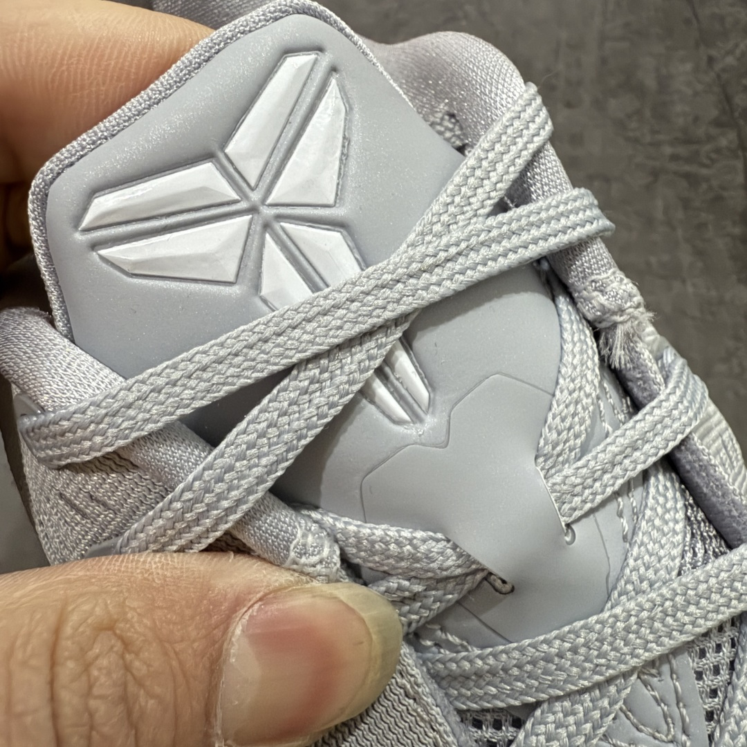 图片[6]-【GX绿x版本】Nike Kobe 9 Elite Low Protro \”University Red\” 耐克 科比9代 低帮 狼灰白 IH1401-001 完美复刻公司货 React科技鞋垫加持 实战配置直接拉满 原楦纸板开发 鞋身流线型、后跟塑形 区分土肥圆 原厂针织鞋面一针一线匹配原版 全身鞋材卡料色独家定制 唯一万针立体刺绣SWOOSH 真实底模最大50.5 实战利器 专供海外市场 独立原厂模具 首批不拼图大几率过验 亲测已过 支持各种高强度实战 无需担心 补货周期极长 脚宽建议买大半码 科比系列前掌偏窄 支持七天无理由退换 尺码： 40 40.5 41 42 42.5 43 44 44.5 45 46 47.5 48.5-选品中心