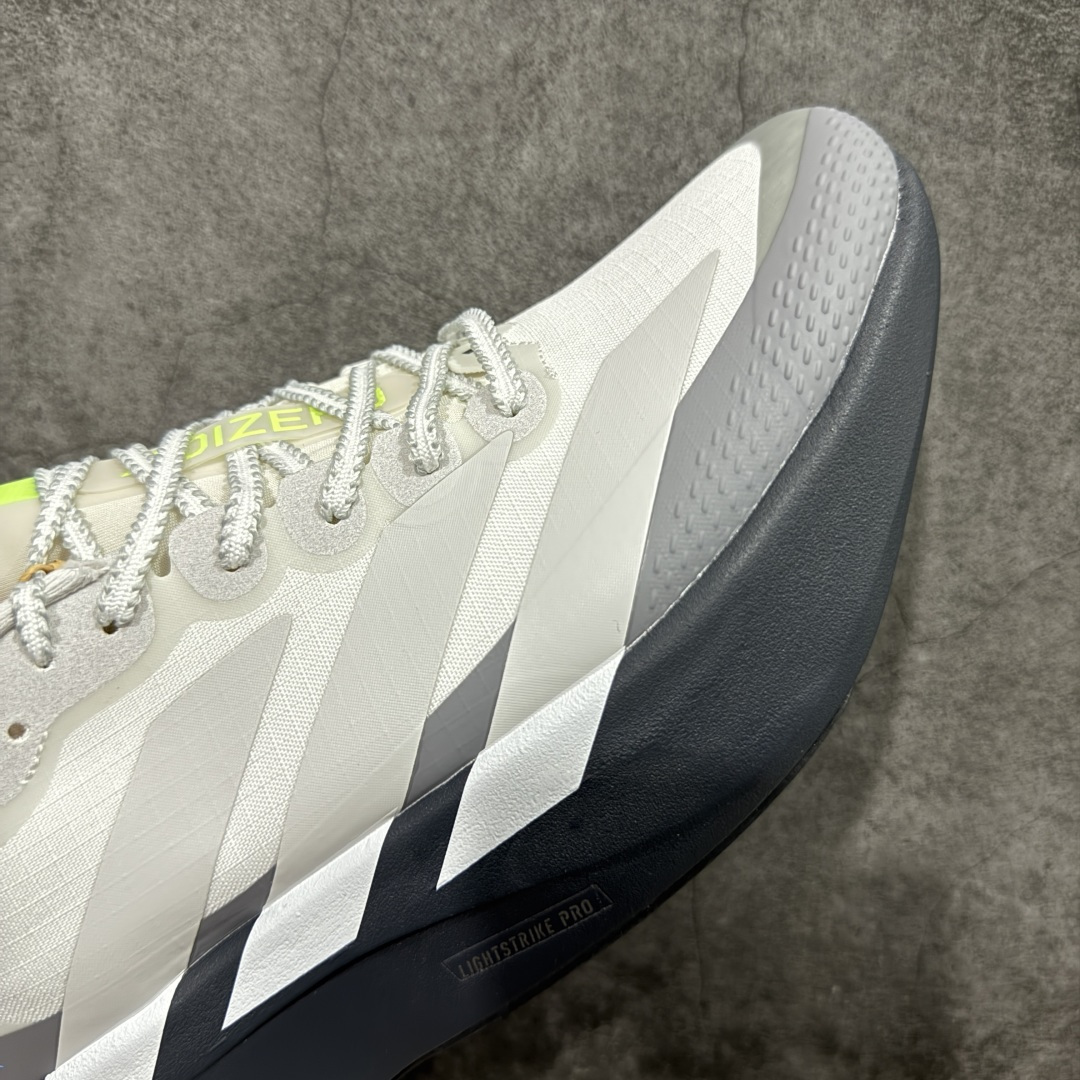 图片[6]-【TD版本】adidas Adizero Evo SL ATR 舒适百搭耐磨透气 低帮 马拉松训练竞速跑步鞋 男女款 Adizero Evo SL ATR跑步鞋是阿迪达斯推出的一款备受瞩目的户外超轻跑鞋。这款鞋以其超轻量化设计脱颖而出，成为跑者的理想选择，尤其适合竞速训练和日常训练。搭载了Lightstrike Pro技术的中底纤维泡棉，这一技术通过采用更轻盈、更富弹性的泡棉材质，为跑者提供了出色的缓震和回弹效果，让每一步都充满力量且轻松顺畅。无论是在长距离的慢跑还是高强度的冲刺跑中，都能感受到明显的缓震效果。外底采用Continental马牌橡胶，搭配1.5毫米鞋钉，结合独特的纹路设计，可在湿滑、泥泞等多种户外地形上提供可靠的抓地力，确保跑步安全稳定。Adizero Evo SL ATR的鞋面采用格子布梭织网眼布，兼具透气性和耐用性，能快速排出鞋内湿气，保持脚部干爽。同时，鞋头部位增加防泼水处理，可抵御轻度雨水或潮湿环境。鞋底的设计注重了耐磨性和抓地力的平衡。厚实的马牌橡胶大底不仅提供了稳定的支撑，还确保了在各种地面上的出色抓地效果。Adizero Evo SL ATR适合各种训练和日常穿着。无论是有氧慢跑、节奏跑还是速度训练，这款鞋都能提供令人满意的性能支撑。 货号：KK2718 尺码：36-45（36 36⅔ 37⅓ 38 38⅔ 39⅓ 40 40⅔ 41⅓ 42 42⅔ 43⅓ 44 44⅔ 45⅓）-选品中心