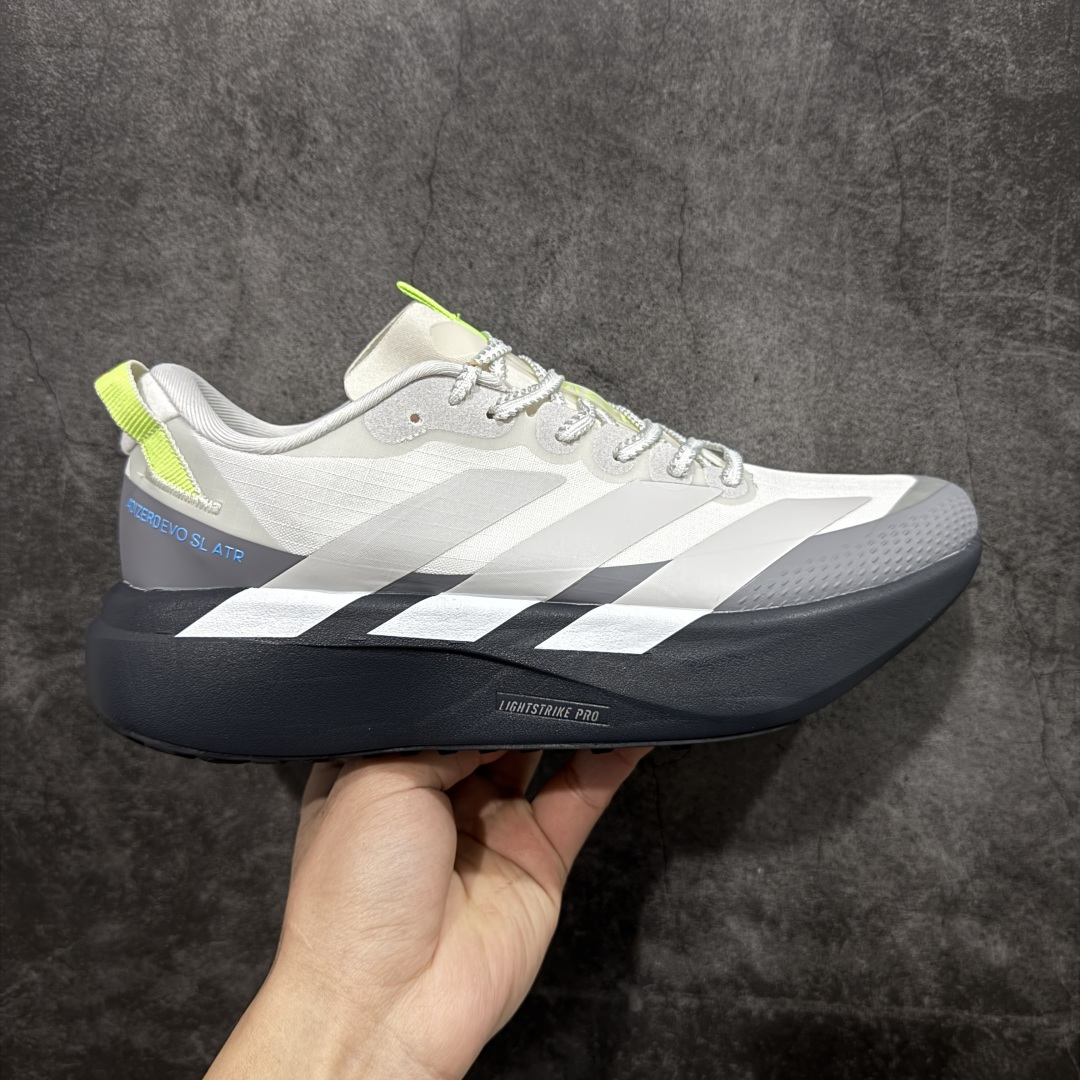 【TD版本】adidas Adizero Evo SL ATR 舒适百搭耐磨透气 低帮 马拉松训练竞速跑步鞋 男女款 Adizero Evo SL ATR跑步鞋是阿迪达斯推出的一款备受瞩目的户外超轻跑鞋。这款鞋以其超轻量化设计脱颖而出,成为跑者的理想选择,尤其适合竞速训练和日常训练。搭载了Lightstrike Pro技术的中底纤维泡棉,这一技术通过采用更轻盈、更富弹性的泡棉材质,为跑者提供了出色的缓震和回弹效果,让每一步都充满力量且轻松顺畅。无论是在长距离的慢跑还是高强度的冲刺跑中,都能感受到明显的缓震效果。外底采用Continental马牌橡胶,搭配1.5毫米鞋钉,结合独特的纹路设计,可在湿滑、泥泞等多种户外地形上提供可靠的抓地力,确保跑步安全稳定。Adizero Evo SL ATR的鞋面采用格子布梭织网眼布,兼具透气性和耐用性,能快速排出鞋内湿气,保持脚部干爽。同时,鞋头部位增加防泼水处理,可抵御轻度雨水或潮湿环境。鞋底的设计注重了耐磨性和抓地力的平衡。厚实的马牌橡胶大底不仅提供了稳定的支撑,还确保了在各种地面上的出色抓地效果。Adizero Evo SL ATR适合各种训练和日常穿着。无论是有氧慢跑、节奏跑还是速度训练,这款鞋都能提供令人满意的性能支撑。 货号:KK2718 尺码:36-45(36 36⅔ 37⅓ 38 38⅔ 39⅓ 40 40⅔ 41⅓ 42 42⅔ 43⅓ 44 44⅔ 45⅓)-选品中心