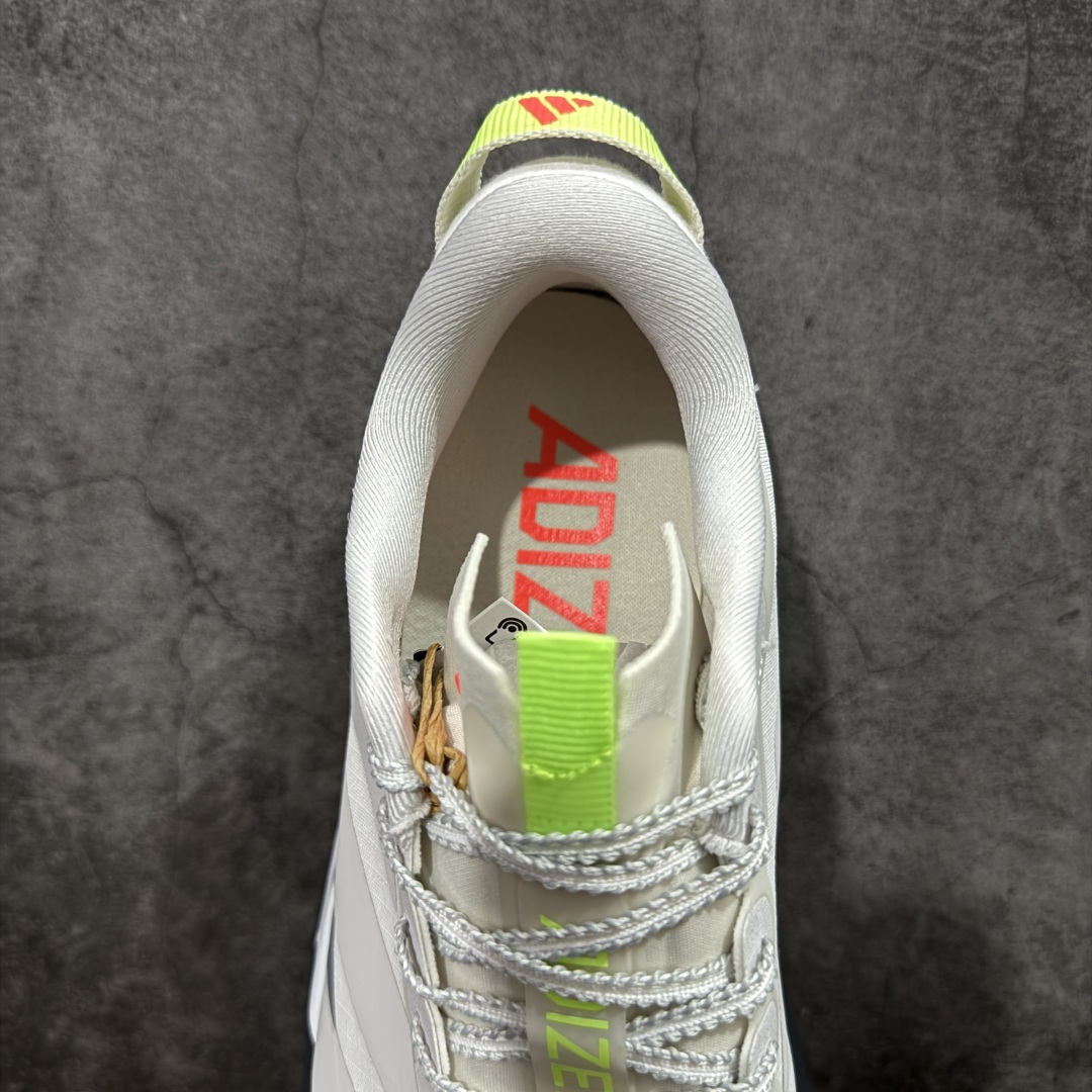 图片[8]-【TD版本】adidas Adizero Evo SL ATR 舒适百搭耐磨透气 低帮 马拉松训练竞速跑步鞋 男女款 Adizero Evo SL ATR跑步鞋是阿迪达斯推出的一款备受瞩目的户外超轻跑鞋。这款鞋以其超轻量化设计脱颖而出，成为跑者的理想选择，尤其适合竞速训练和日常训练。搭载了Lightstrike Pro技术的中底纤维泡棉，这一技术通过采用更轻盈、更富弹性的泡棉材质，为跑者提供了出色的缓震和回弹效果，让每一步都充满力量且轻松顺畅。无论是在长距离的慢跑还是高强度的冲刺跑中，都能感受到明显的缓震效果。外底采用Continental马牌橡胶，搭配1.5毫米鞋钉，结合独特的纹路设计，可在湿滑、泥泞等多种户外地形上提供可靠的抓地力，确保跑步安全稳定。Adizero Evo SL ATR的鞋面采用格子布梭织网眼布，兼具透气性和耐用性，能快速排出鞋内湿气，保持脚部干爽。同时，鞋头部位增加防泼水处理，可抵御轻度雨水或潮湿环境。鞋底的设计注重了耐磨性和抓地力的平衡。厚实的马牌橡胶大底不仅提供了稳定的支撑，还确保了在各种地面上的出色抓地效果。Adizero Evo SL ATR适合各种训练和日常穿着。无论是有氧慢跑、节奏跑还是速度训练，这款鞋都能提供令人满意的性能支撑。 货号：KK2718 尺码：36-45（36 36⅔ 37⅓ 38 38⅔ 39⅓ 40 40⅔ 41⅓ 42 42⅔ 43⅓ 44 44⅔ 45⅓）-选品中心