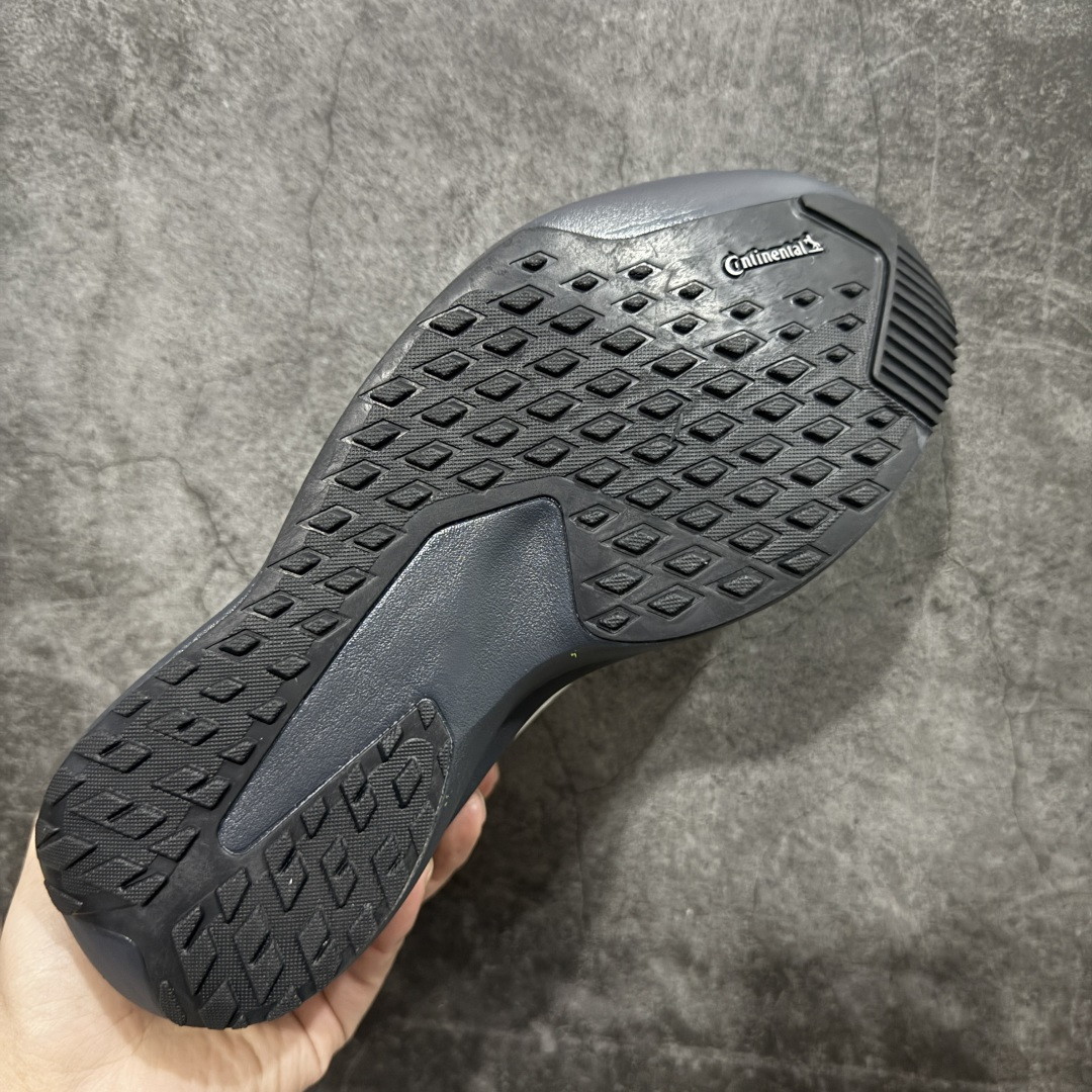 图片[9]-【TD版本】adidas Adizero Evo SL ATR 舒适百搭耐磨透气 低帮 马拉松训练竞速跑步鞋 男女款 Adizero Evo SL ATR跑步鞋是阿迪达斯推出的一款备受瞩目的户外超轻跑鞋。这款鞋以其超轻量化设计脱颖而出，成为跑者的理想选择，尤其适合竞速训练和日常训练。搭载了Lightstrike Pro技术的中底纤维泡棉，这一技术通过采用更轻盈、更富弹性的泡棉材质，为跑者提供了出色的缓震和回弹效果，让每一步都充满力量且轻松顺畅。无论是在长距离的慢跑还是高强度的冲刺跑中，都能感受到明显的缓震效果。外底采用Continental马牌橡胶，搭配1.5毫米鞋钉，结合独特的纹路设计，可在湿滑、泥泞等多种户外地形上提供可靠的抓地力，确保跑步安全稳定。Adizero Evo SL ATR的鞋面采用格子布梭织网眼布，兼具透气性和耐用性，能快速排出鞋内湿气，保持脚部干爽。同时，鞋头部位增加防泼水处理，可抵御轻度雨水或潮湿环境。鞋底的设计注重了耐磨性和抓地力的平衡。厚实的马牌橡胶大底不仅提供了稳定的支撑，还确保了在各种地面上的出色抓地效果。Adizero Evo SL ATR适合各种训练和日常穿着。无论是有氧慢跑、节奏跑还是速度训练，这款鞋都能提供令人满意的性能支撑。 货号：KK2718 尺码：36-45（36 36⅔ 37⅓ 38 38⅔ 39⅓ 40 40⅔ 41⅓ 42 42⅔ 43⅓ 44 44⅔ 45⅓）-选品中心