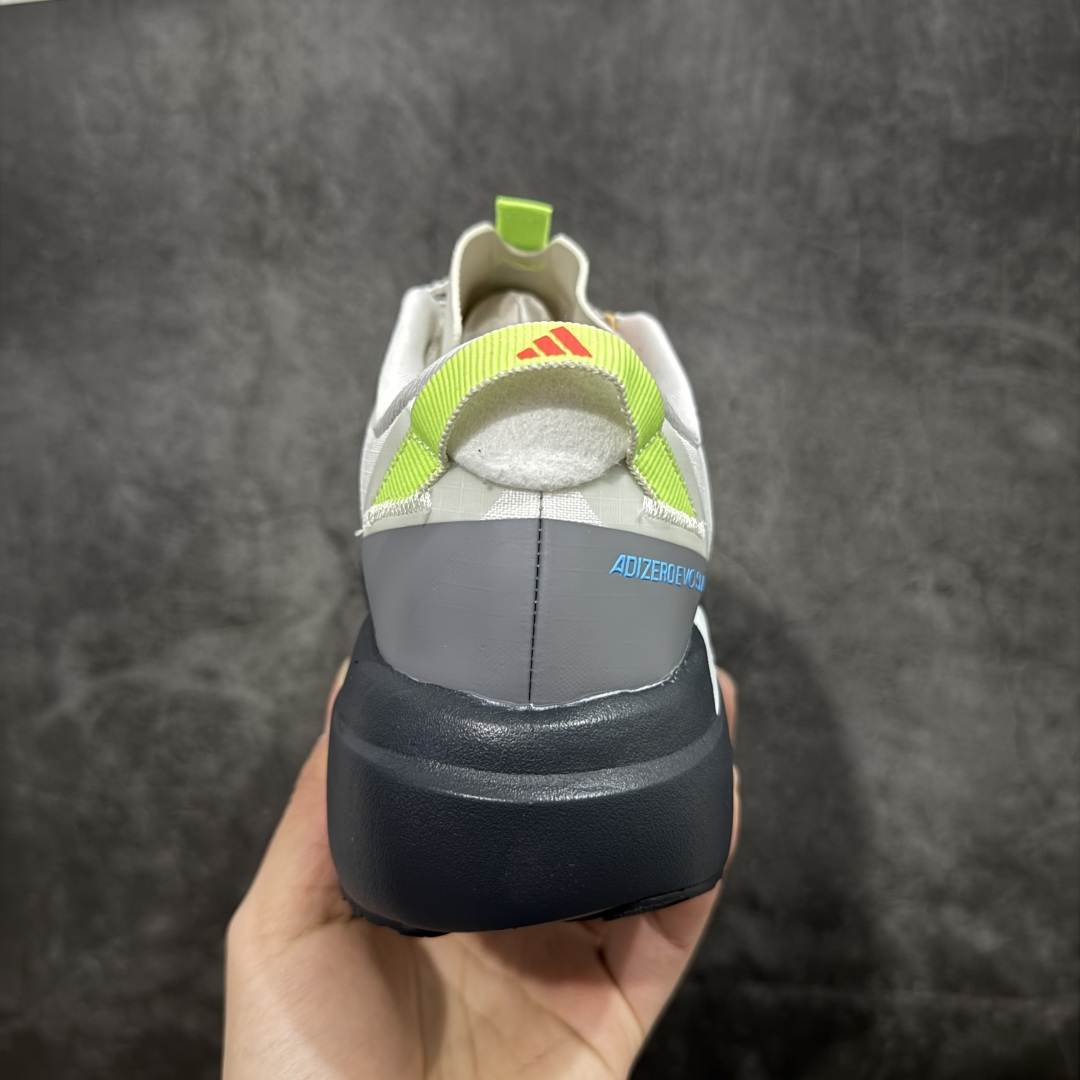 图片[4]-【TD版本】adidas Adizero Evo SL ATR 舒适百搭耐磨透气 低帮 马拉松训练竞速跑步鞋 男女款 Adizero Evo SL ATR跑步鞋是阿迪达斯推出的一款备受瞩目的户外超轻跑鞋。这款鞋以其超轻量化设计脱颖而出，成为跑者的理想选择，尤其适合竞速训练和日常训练。搭载了Lightstrike Pro技术的中底纤维泡棉，这一技术通过采用更轻盈、更富弹性的泡棉材质，为跑者提供了出色的缓震和回弹效果，让每一步都充满力量且轻松顺畅。无论是在长距离的慢跑还是高强度的冲刺跑中，都能感受到明显的缓震效果。外底采用Continental马牌橡胶，搭配1.5毫米鞋钉，结合独特的纹路设计，可在湿滑、泥泞等多种户外地形上提供可靠的抓地力，确保跑步安全稳定。Adizero Evo SL ATR的鞋面采用格子布梭织网眼布，兼具透气性和耐用性，能快速排出鞋内湿气，保持脚部干爽。同时，鞋头部位增加防泼水处理，可抵御轻度雨水或潮湿环境。鞋底的设计注重了耐磨性和抓地力的平衡。厚实的马牌橡胶大底不仅提供了稳定的支撑，还确保了在各种地面上的出色抓地效果。Adizero Evo SL ATR适合各种训练和日常穿着。无论是有氧慢跑、节奏跑还是速度训练，这款鞋都能提供令人满意的性能支撑。 货号：KK2718 尺码：36-45（36 36⅔ 37⅓ 38 38⅔ 39⅓ 40 40⅔ 41⅓ 42 42⅔ 43⅓ 44 44⅔ 45⅓）-选品中心