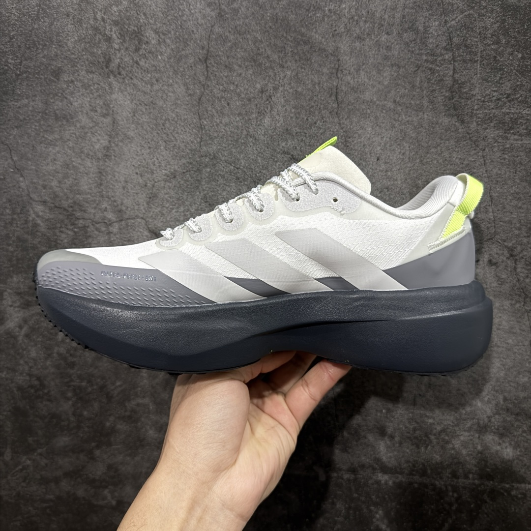 图片[2]-【TD版本】adidas Adizero Evo SL ATR 舒适百搭耐磨透气 低帮 马拉松训练竞速跑步鞋 男女款 Adizero Evo SL ATR跑步鞋是阿迪达斯推出的一款备受瞩目的户外超轻跑鞋。这款鞋以其超轻量化设计脱颖而出，成为跑者的理想选择，尤其适合竞速训练和日常训练。搭载了Lightstrike Pro技术的中底纤维泡棉，这一技术通过采用更轻盈、更富弹性的泡棉材质，为跑者提供了出色的缓震和回弹效果，让每一步都充满力量且轻松顺畅。无论是在长距离的慢跑还是高强度的冲刺跑中，都能感受到明显的缓震效果。外底采用Continental马牌橡胶，搭配1.5毫米鞋钉，结合独特的纹路设计，可在湿滑、泥泞等多种户外地形上提供可靠的抓地力，确保跑步安全稳定。Adizero Evo SL ATR的鞋面采用格子布梭织网眼布，兼具透气性和耐用性，能快速排出鞋内湿气，保持脚部干爽。同时，鞋头部位增加防泼水处理，可抵御轻度雨水或潮湿环境。鞋底的设计注重了耐磨性和抓地力的平衡。厚实的马牌橡胶大底不仅提供了稳定的支撑，还确保了在各种地面上的出色抓地效果。Adizero Evo SL ATR适合各种训练和日常穿着。无论是有氧慢跑、节奏跑还是速度训练，这款鞋都能提供令人满意的性能支撑。 货号：KK2718 尺码：36-45（36 36⅔ 37⅓ 38 38⅔ 39⅓ 40 40⅔ 41⅓ 42 42⅔ 43⅓ 44 44⅔ 45⅓）-选品中心