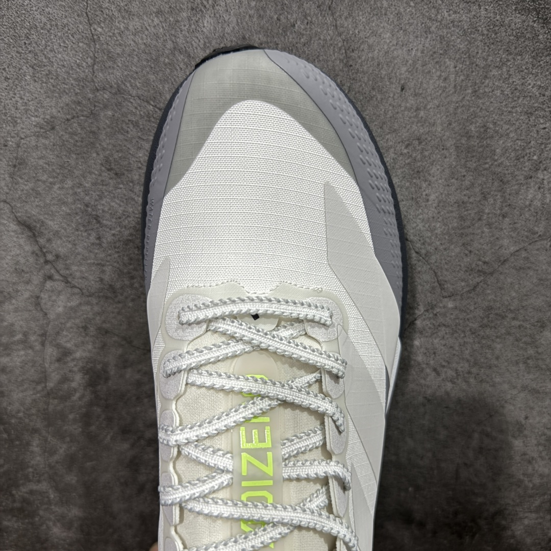 图片[5]-【TD版本】adidas Adizero Evo SL ATR 舒适百搭耐磨透气 低帮 马拉松训练竞速跑步鞋 男女款 Adizero Evo SL ATR跑步鞋是阿迪达斯推出的一款备受瞩目的户外超轻跑鞋。这款鞋以其超轻量化设计脱颖而出，成为跑者的理想选择，尤其适合竞速训练和日常训练。搭载了Lightstrike Pro技术的中底纤维泡棉，这一技术通过采用更轻盈、更富弹性的泡棉材质，为跑者提供了出色的缓震和回弹效果，让每一步都充满力量且轻松顺畅。无论是在长距离的慢跑还是高强度的冲刺跑中，都能感受到明显的缓震效果。外底采用Continental马牌橡胶，搭配1.5毫米鞋钉，结合独特的纹路设计，可在湿滑、泥泞等多种户外地形上提供可靠的抓地力，确保跑步安全稳定。Adizero Evo SL ATR的鞋面采用格子布梭织网眼布，兼具透气性和耐用性，能快速排出鞋内湿气，保持脚部干爽。同时，鞋头部位增加防泼水处理，可抵御轻度雨水或潮湿环境。鞋底的设计注重了耐磨性和抓地力的平衡。厚实的马牌橡胶大底不仅提供了稳定的支撑，还确保了在各种地面上的出色抓地效果。Adizero Evo SL ATR适合各种训练和日常穿着。无论是有氧慢跑、节奏跑还是速度训练，这款鞋都能提供令人满意的性能支撑。 货号：KK2718 尺码：36-45（36 36⅔ 37⅓ 38 38⅔ 39⅓ 40 40⅔ 41⅓ 42 42⅔ 43⅓ 44 44⅔ 45⅓）-选品中心