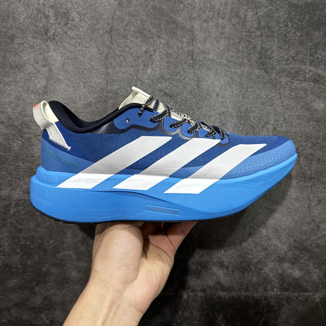 【TD版本】adidas Adizero Evo SL ATR 舒适百搭耐磨透气 低帮 马拉松训练竞速跑步鞋 男女款 Adizero Evo SL ATR跑步鞋是阿迪达斯推出的一款备受瞩目的户外超轻跑鞋。这款鞋以其超轻量化设计脱颖而出,成为跑者的理想选择,尤其适合竞速训练和日常训练。搭载了Lightstrike Pro技术的中底纤维泡棉,这一技术通过采用更轻盈、更富弹性的泡棉材质,为跑者提供了出色的缓震和回弹效果,让每一步都充满力量且轻松顺畅。无论是在长距离的慢跑还是高强度的冲刺跑中,都能感受到明显的缓震效果。外底采用Continental马牌橡胶,搭配1.5毫米鞋钉,结合独特的纹路设计,可在湿滑、泥泞等多种户外地形上提供可靠的抓地力,确保跑步安全稳定。Adizero Evo SL ATR的鞋面采用格子布梭织网眼布,兼具透气性和耐用性,能快速排出鞋内湿气,保持脚部干爽。同时,鞋头部位增加防泼水处理,可抵御轻度雨水或潮湿环境。鞋底的设计注重了耐磨性和抓地力的平衡。厚实的马牌橡胶大底不仅提供了稳定的支撑,还确保了在各种地面上的出色抓地效果。Adizero Evo SL ATR适合各种训练和日常穿着。无论是有氧慢跑、节奏跑还是速度训练,这款鞋都能提供令人满意的性能支撑。 货号:KK2716 尺码:36-45(36 36⅔ 37⅓ 38 38⅔ 39⅓ 40 40⅔ 41⅓ 42 42⅔ 43⅓ 44 44⅔ 45⅓)-选品中心