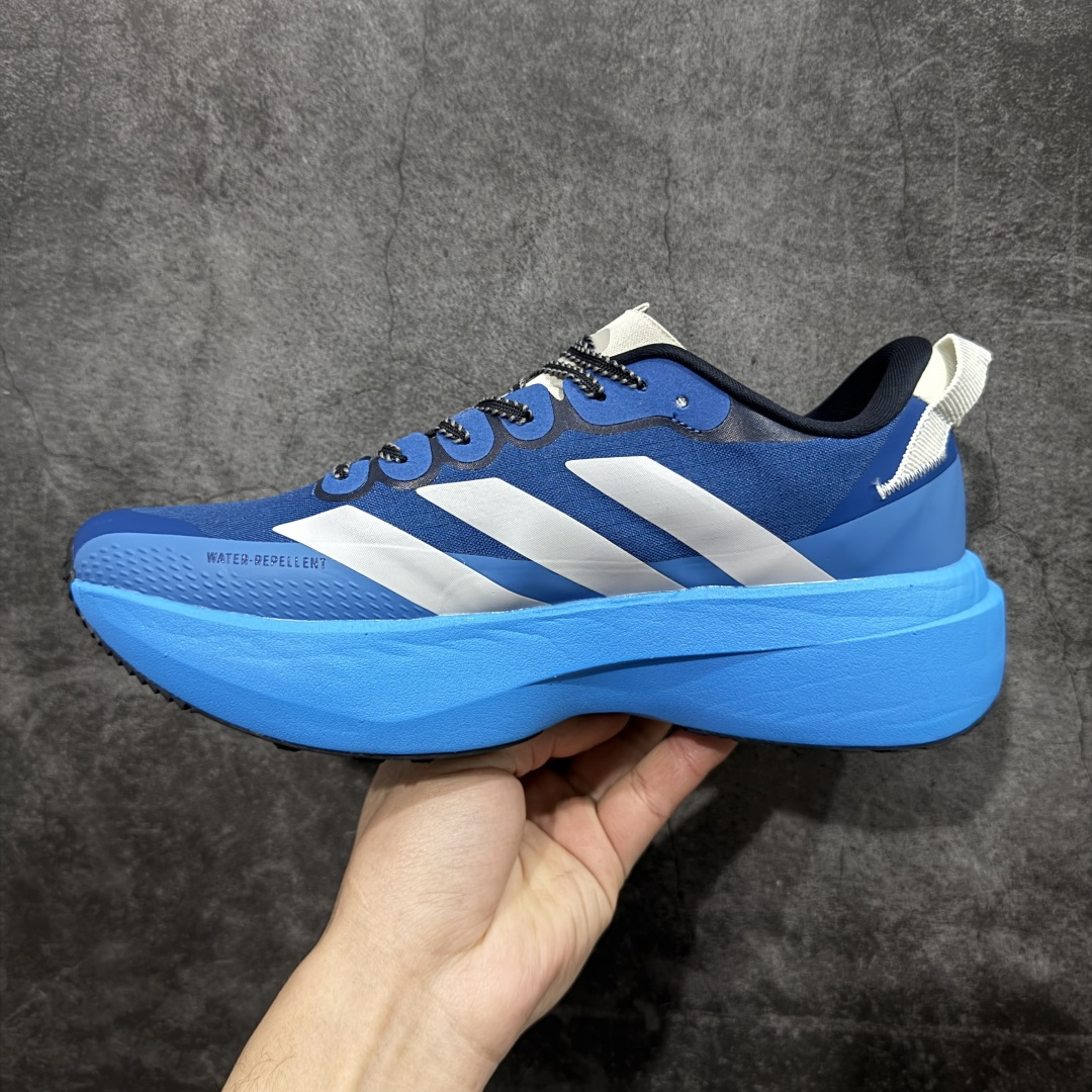 图片[2]-【TD版本】adidas Adizero Evo SL ATR 舒适百搭耐磨透气 低帮 马拉松训练竞速跑步鞋 男女款 Adizero Evo SL ATR跑步鞋是阿迪达斯推出的一款备受瞩目的户外超轻跑鞋。这款鞋以其超轻量化设计脱颖而出，成为跑者的理想选择，尤其适合竞速训练和日常训练。搭载了Lightstrike Pro技术的中底纤维泡棉，这一技术通过采用更轻盈、更富弹性的泡棉材质，为跑者提供了出色的缓震和回弹效果，让每一步都充满力量且轻松顺畅。无论是在长距离的慢跑还是高强度的冲刺跑中，都能感受到明显的缓震效果。外底采用Continental马牌橡胶，搭配1.5毫米鞋钉，结合独特的纹路设计，可在湿滑、泥泞等多种户外地形上提供可靠的抓地力，确保跑步安全稳定。Adizero Evo SL ATR的鞋面采用格子布梭织网眼布，兼具透气性和耐用性，能快速排出鞋内湿气，保持脚部干爽。同时，鞋头部位增加防泼水处理，可抵御轻度雨水或潮湿环境。鞋底的设计注重了耐磨性和抓地力的平衡。厚实的马牌橡胶大底不仅提供了稳定的支撑，还确保了在各种地面上的出色抓地效果。Adizero Evo SL ATR适合各种训练和日常穿着。无论是有氧慢跑、节奏跑还是速度训练，这款鞋都能提供令人满意的性能支撑。 货号：KK2716 尺码：36-45（36 36⅔ 37⅓ 38 38⅔ 39⅓ 40 40⅔ 41⅓ 42 42⅔ 43⅓ 44 44⅔ 45⅓）-选品中心