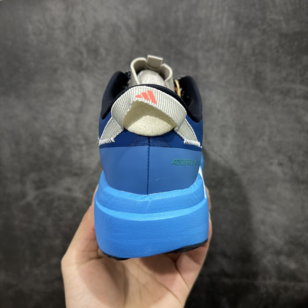 图片[4]-【TD版本】adidas Adizero Evo SL ATR 舒适百搭耐磨透气 低帮 马拉松训练竞速跑步鞋 男女款 Adizero Evo SL ATR跑步鞋是阿迪达斯推出的一款备受瞩目的户外超轻跑鞋。这款鞋以其超轻量化设计脱颖而出，成为跑者的理想选择，尤其适合竞速训练和日常训练。搭载了Lightstrike Pro技术的中底纤维泡棉，这一技术通过采用更轻盈、更富弹性的泡棉材质，为跑者提供了出色的缓震和回弹效果，让每一步都充满力量且轻松顺畅。无论是在长距离的慢跑还是高强度的冲刺跑中，都能感受到明显的缓震效果。外底采用Continental马牌橡胶，搭配1.5毫米鞋钉，结合独特的纹路设计，可在湿滑、泥泞等多种户外地形上提供可靠的抓地力，确保跑步安全稳定。Adizero Evo SL ATR的鞋面采用格子布梭织网眼布，兼具透气性和耐用性，能快速排出鞋内湿气，保持脚部干爽。同时，鞋头部位增加防泼水处理，可抵御轻度雨水或潮湿环境。鞋底的设计注重了耐磨性和抓地力的平衡。厚实的马牌橡胶大底不仅提供了稳定的支撑，还确保了在各种地面上的出色抓地效果。Adizero Evo SL ATR适合各种训练和日常穿着。无论是有氧慢跑、节奏跑还是速度训练，这款鞋都能提供令人满意的性能支撑。 货号：KK2716 尺码：36-45（36 36⅔ 37⅓ 38 38⅔ 39⅓ 40 40⅔ 41⅓ 42 42⅔ 43⅓ 44 44⅔ 45⅓）-选品中心