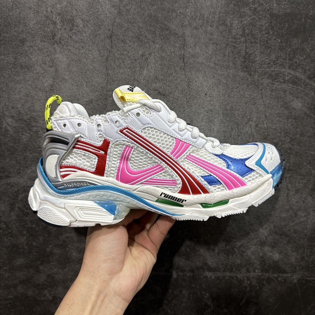 【G5纯原版】巴黎世家BALENCIAGA Runner Sneaker7.5代慢跑系列 复古野跑潮流姥爹风百搭休闲运动慢跑鞋 破坏风 复古老爹鞋 通过溢胶、做旧、缝线等细节,展示了设计师 Demna 的运动鞋风格,用一双「旧鞋」传递复古感,后侧板、翘起的鞋头,则展示了 Demna 在结构上的未来构想; 不含皮运动鞋,网布材质,磨损效果,鞋头边缘印有尺码,背面浮印尺码,外侧印有跑者徽标,鞋舌刺绣Balenciaga品牌标识,鞋跟背面Balenciaga品牌标识,材质采用70%聚氨酯、30%聚酯纤维。原版一致配件防尘袋及附送鞋带# 尺码:35-46-选品中心