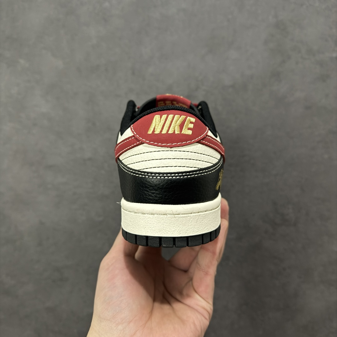 图片[4]-【定制版】Nike SB Dunk Low“马年联名限定-黑红拼接”头层皮革 + 麂皮拼接鞋面，黑红撞色搭配祥云暗纹，后跟烫金骏马图案，搭配 福・马到功成 红色织带，把新年祝福穿在脚上，步步皆福鞋身附赠立体红马挂饰，软萌造型 + 金色福字 货号：HG0026-003 尺码：36 36.5 37.5 38 38.5 39 40 40.5 41 42 42.5 43 44 44.5 45-选品中心