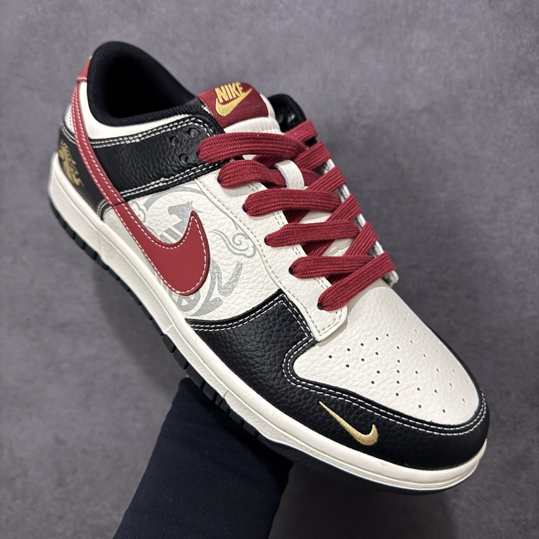 图片[3]-【定制版】Nike SB Dunk Low“马年联名限定-黑红拼接”头层皮革 + 麂皮拼接鞋面，黑红撞色搭配祥云暗纹，后跟烫金骏马图案，搭配 福・马到功成 红色织带，把新年祝福穿在脚上，步步皆福鞋身附赠立体红马挂饰，软萌造型 + 金色福字 货号：HG0026-003 尺码：36 36.5 37.5 38 38.5 39 40 40.5 41 42 42.5 43 44 44.5 45-选品中心