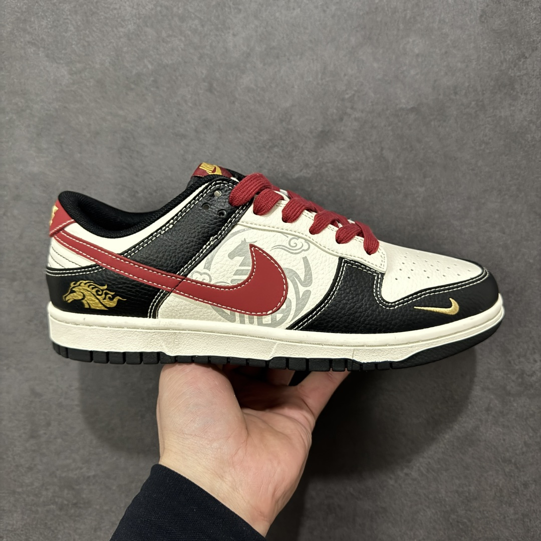 【定制版】Nike SB Dunk Low“马年联名限定-黑红拼接”头层皮革 + 麂皮拼接鞋面,黑红撞色搭配祥云暗纹,后跟烫金骏马图案,搭配 福・马到功成 红色织带,把新年祝福穿在脚上,步步皆福鞋身附赠立体红马挂饰,软萌造型 + 金色福字 货号:HG0026-003 尺码:36 36.5 37.5 38 38.5 39 40 40.5 41 42 42.5 43 44 44.5 45-选品中心
