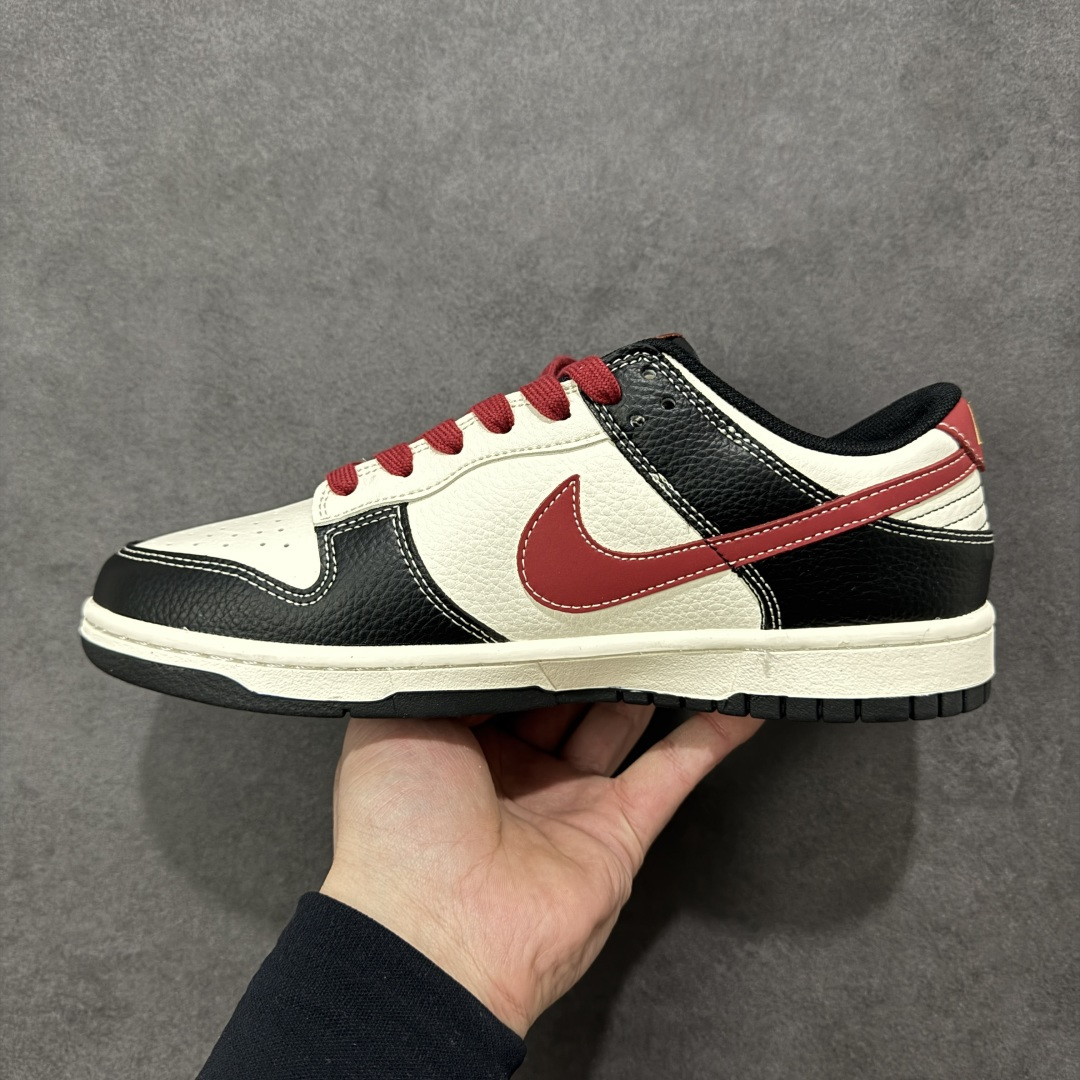 图片[2]-【定制版】Nike SB Dunk Low“马年联名限定-黑红拼接”头层皮革 + 麂皮拼接鞋面，黑红撞色搭配祥云暗纹，后跟烫金骏马图案，搭配 福・马到功成 红色织带，把新年祝福穿在脚上，步步皆福鞋身附赠立体红马挂饰，软萌造型 + 金色福字 货号：HG0026-003 尺码：36 36.5 37.5 38 38.5 39 40 40.5 41 42 42.5 43 44 44.5 45-选品中心