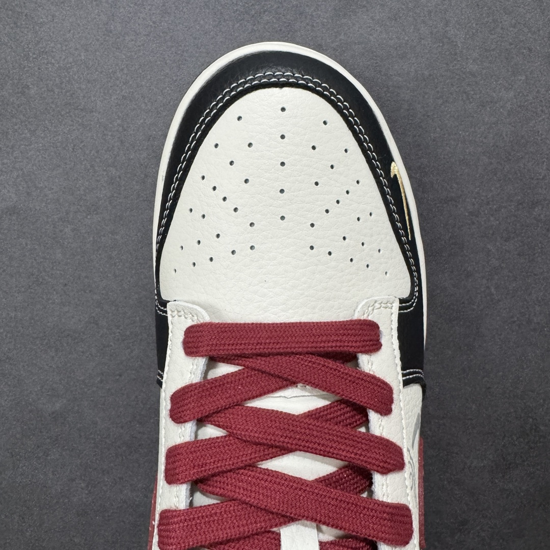 图片[8]-【定制版】Nike SB Dunk Low“马年联名限定-黑红拼接”头层皮革 + 麂皮拼接鞋面，黑红撞色搭配祥云暗纹，后跟烫金骏马图案，搭配 福・马到功成 红色织带，把新年祝福穿在脚上，步步皆福鞋身附赠立体红马挂饰，软萌造型 + 金色福字 货号：HG0026-003 尺码：36 36.5 37.5 38 38.5 39 40 40.5 41 42 42.5 43 44 44.5 45-选品中心