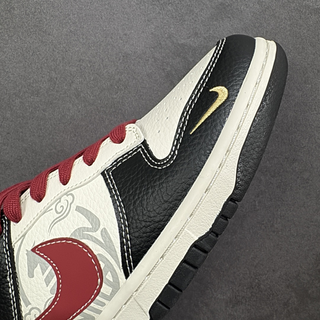 图片[5]-【定制版】Nike SB Dunk Low“马年联名限定-黑红拼接”头层皮革 + 麂皮拼接鞋面，黑红撞色搭配祥云暗纹，后跟烫金骏马图案，搭配 福・马到功成 红色织带，把新年祝福穿在脚上，步步皆福鞋身附赠立体红马挂饰，软萌造型 + 金色福字 货号：HG0026-003 尺码：36 36.5 37.5 38 38.5 39 40 40.5 41 42 42.5 43 44 44.5 45-选品中心