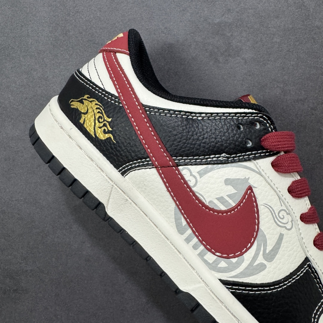 图片[6]-【定制版】Nike SB Dunk Low“马年联名限定-黑红拼接”头层皮革 + 麂皮拼接鞋面，黑红撞色搭配祥云暗纹，后跟烫金骏马图案，搭配 福・马到功成 红色织带，把新年祝福穿在脚上，步步皆福鞋身附赠立体红马挂饰，软萌造型 + 金色福字 货号：HG0026-003 尺码：36 36.5 37.5 38 38.5 39 40 40.5 41 42 42.5 43 44 44.5 45-选品中心