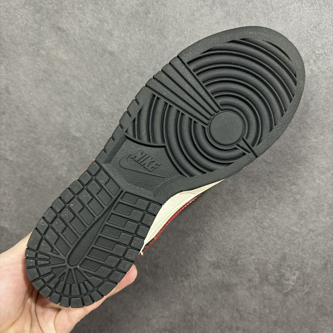 图片[9]-【定制版】Nike SB Dunk Low“马年联名限定-黑红拼接”头层皮革 + 麂皮拼接鞋面，黑红撞色搭配祥云暗纹，后跟烫金骏马图案，搭配 福・马到功成 红色织带，把新年祝福穿在脚上，步步皆福鞋身附赠立体红马挂饰，软萌造型 + 金色福字 货号：HG0026-003 尺码：36 36.5 37.5 38 38.5 39 40 40.5 41 42 42.5 43 44 44.5 45-选品中心