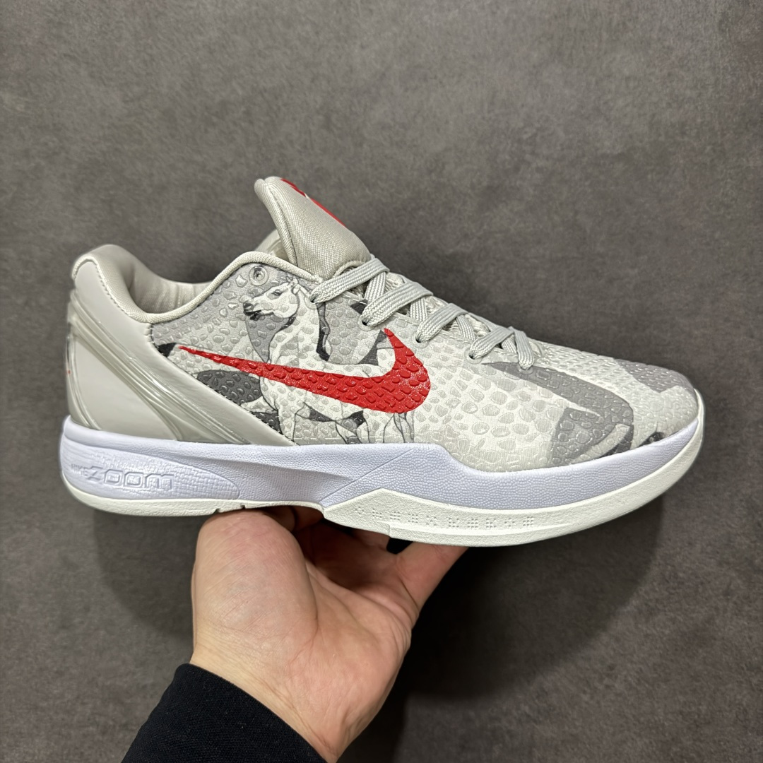 【定制版】Nike Zoom Kobe VI 马年限定 CNY新年款 耐克 科比6代系列 低帮复刻实战运动低帮文化篮球鞋 纯原版本 鞋头和鞋舌采用透气运动网布制成 采用更为挺拔的鞋口设计 为脚踝带来更佳的包裹与支撑感 侧面独特波纹纹理细节 打破了单调 赋予鞋子灵动与活力的视觉体验 货号:CW2190-034 尺码:38 38.5 39 40 40.5 41 42 42.5 43 44 45 46-选品中心