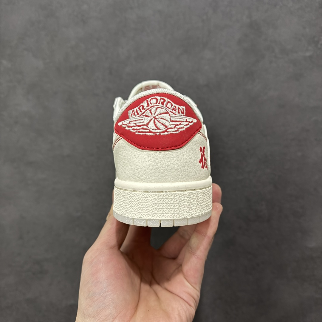 图片[4]-【定制版】Air Jordan 1 Low 2026 丙午马年限定款 采用米白 + 红色的经典新年配色，鞋身融入红色解构倒钩 Swoosh（红色明线强化层次），搭配 “福” 字、“马到成功” 字样、马形图案与 “家” 字印章等中式祝福元素，红色明线通过精准缝制实现解构线条感，“福” 字与 “马到成功” 字样采用精细热转印工艺，撞色拼接处缝线规整，体现了国风解构风格下的细节精致度。 货号：LX1988-808 尺码：36 36.5 37.5 38 38.5 39 40 40.5 41 42 42.5 43 44 44.5 45-选品中心
