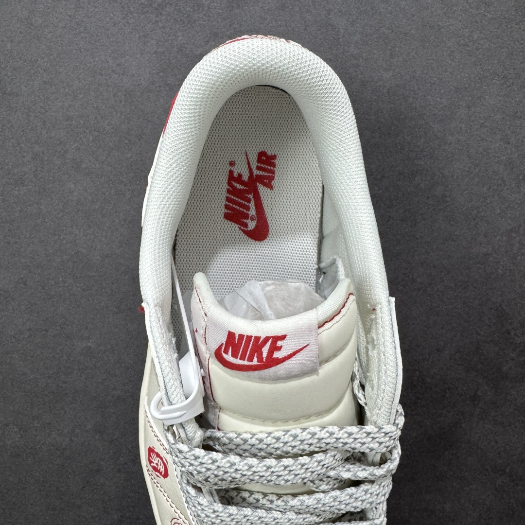 图片[7]-【定制版】Air Jordan 1 Low 2026 丙午马年限定款 采用米白 + 红色的经典新年配色，鞋身融入红色解构倒钩 Swoosh（红色明线强化层次），搭配 “福” 字、“马到成功” 字样、马形图案与 “家” 字印章等中式祝福元素，红色明线通过精准缝制实现解构线条感，“福” 字与 “马到成功” 字样采用精细热转印工艺，撞色拼接处缝线规整，体现了国风解构风格下的细节精致度。 货号：LX1988-808 尺码：36 36.5 37.5 38 38.5 39 40 40.5 41 42 42.5 43 44 44.5 45-选品中心