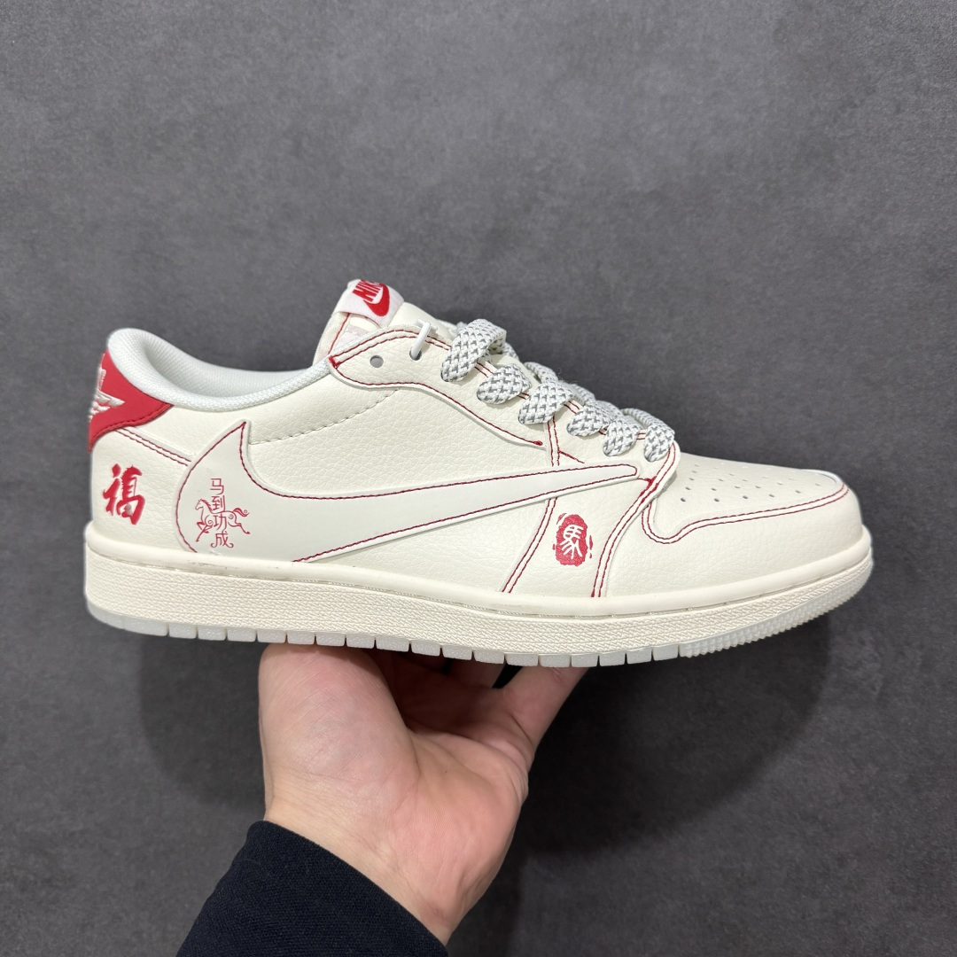 【定制版】Air Jordan 1 Low 2026 丙午马年限定款 采用米白 + 红色的经典新年配色,鞋身融入红色解构倒钩 Swoosh(红色明线强化层次),搭配 “福” 字、“马到成功” 字样、马形图案与 “家” 字印章等中式祝福元素,红色明线通过精准缝制实现解构线条感,“福” 字与 “马到成功” 字样采用精细热转印工艺,撞色拼接处缝线规整,体现了国风解构风格下的细节精致度。 货号:LX1988-808 尺码:36 36.5 37.5 38 38.5 39 40 40.5 41 42 42.5 43 44 44.5 45-选品中心
