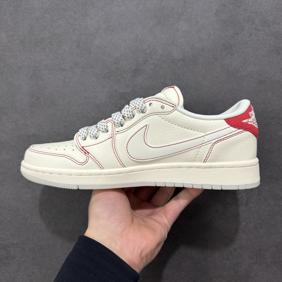 图片[2]-【定制版】Air Jordan 1 Low 2026 丙午马年限定款 采用米白 + 红色的经典新年配色，鞋身融入红色解构倒钩 Swoosh（红色明线强化层次），搭配 “福” 字、“马到成功” 字样、马形图案与 “家” 字印章等中式祝福元素，红色明线通过精准缝制实现解构线条感，“福” 字与 “马到成功” 字样采用精细热转印工艺，撞色拼接处缝线规整，体现了国风解构风格下的细节精致度。 货号：LX1988-808 尺码：36 36.5 37.5 38 38.5 39 40 40.5 41 42 42.5 43 44 44.5 45-选品中心