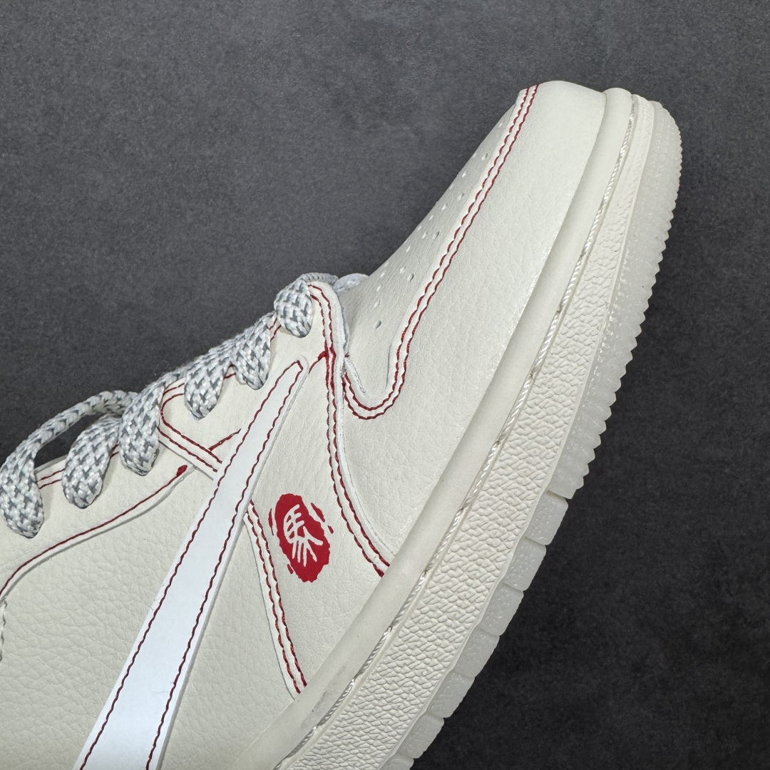 图片[5]-【定制版】Air Jordan 1 Low 2026 丙午马年限定款 采用米白 + 红色的经典新年配色，鞋身融入红色解构倒钩 Swoosh（红色明线强化层次），搭配 “福” 字、“马到成功” 字样、马形图案与 “家” 字印章等中式祝福元素，红色明线通过精准缝制实现解构线条感，“福” 字与 “马到成功” 字样采用精细热转印工艺，撞色拼接处缝线规整，体现了国风解构风格下的细节精致度。 货号：LX1988-808 尺码：36 36.5 37.5 38 38.5 39 40 40.5 41 42 42.5 43 44 44.5 45-选品中心
