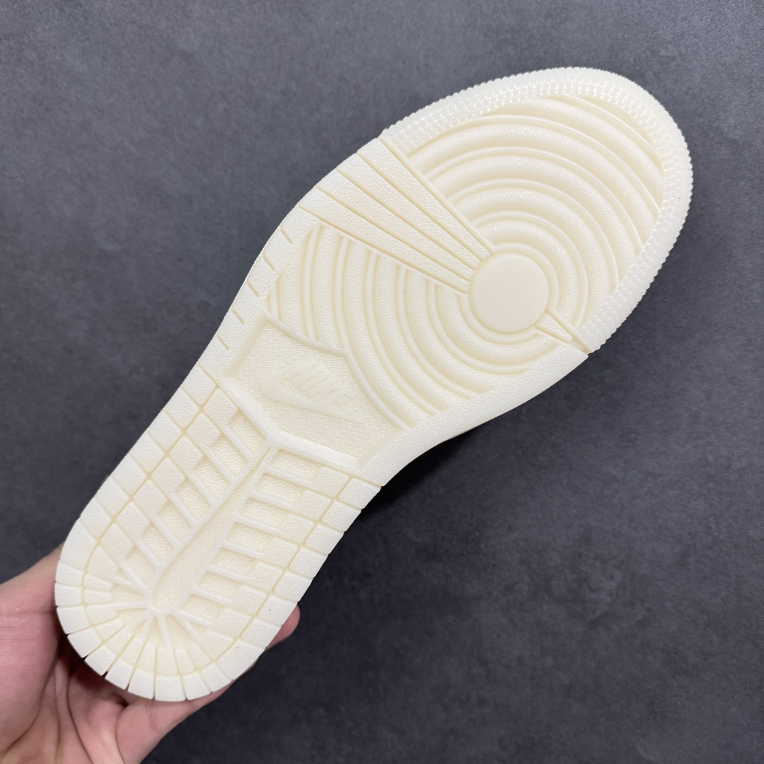 图片[9]-【定制版】Air Jordan 1 Low 2026 丙午马年限定款 采用米白 + 红色的经典新年配色，鞋身融入红色解构倒钩 Swoosh（红色明线强化层次），搭配 “福” 字、“马到成功” 字样、马形图案与 “家” 字印章等中式祝福元素，红色明线通过精准缝制实现解构线条感，“福” 字与 “马到成功” 字样采用精细热转印工艺，撞色拼接处缝线规整，体现了国风解构风格下的细节精致度。 货号：LX1988-808 尺码：36 36.5 37.5 38 38.5 39 40 40.5 41 42 42.5 43 44 44.5 45-选品中心