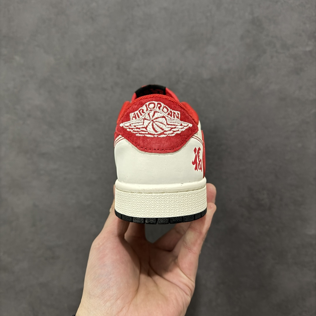 图片[4]-【定制版】Air Jordan 1 Low 2026 丙午马年限定款 采用黑、白、红的经典新年撞色，鞋身融入红色剪纸风格的马形图案（搭配 “马年大吉” 字样）、“福” 字祝福元素，同时保留解构倒钩 Swoosh 设计，剪纸风格马纹与文字采用精细热转印工艺呈现，解构倒钩通过红色明线强化层次，撞色拼接处缝线规整，体现了国风解构风格下的细节精致度。 解构风格下的细节精致度。 货号：LX1988-803 尺码：36 36.5 37.5 38 38.5 39 40 40.5 41 42 42.5 43 44 44.5 45-选品中心