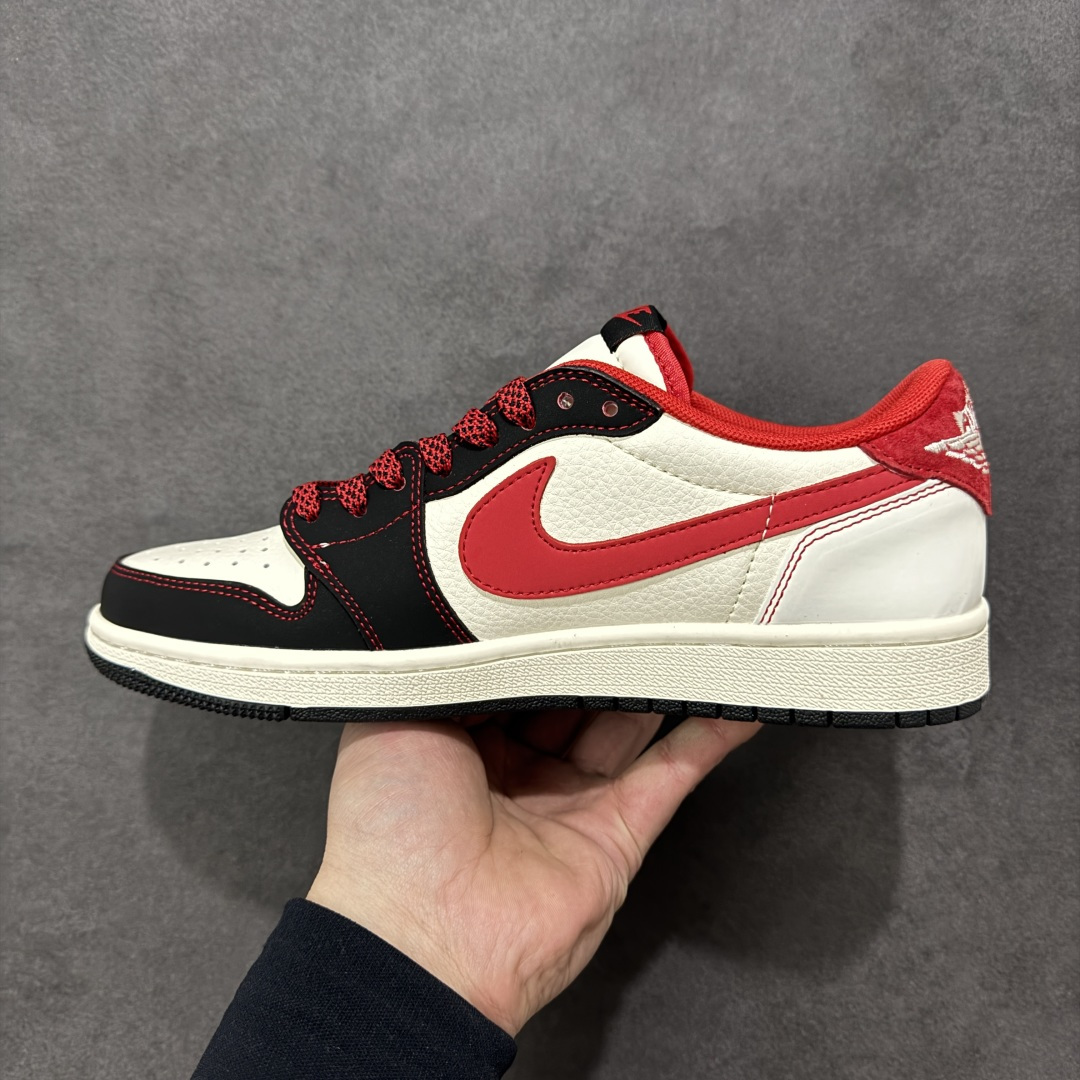 图片[2]-【定制版】Air Jordan 1 Low 2026 丙午马年限定款 采用黑、白、红的经典新年撞色，鞋身融入红色剪纸风格的马形图案（搭配 “马年大吉” 字样）、“福” 字祝福元素，同时保留解构倒钩 Swoosh 设计，剪纸风格马纹与文字采用精细热转印工艺呈现，解构倒钩通过红色明线强化层次，撞色拼接处缝线规整，体现了国风解构风格下的细节精致度。 解构风格下的细节精致度。 货号：LX1988-803 尺码：36 36.5 37.5 38 38.5 39 40 40.5 41 42 42.5 43 44 44.5 45-选品中心