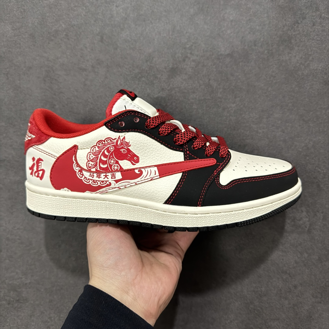 【定制版】Air Jordan 1 Low 2026 丙午马年限定款 采用黑、白、红的经典新年撞色,鞋身融入红色剪纸风格的马形图案(搭配 “马年大吉” 字样)、“福” 字祝福元素,同时保留解构倒钩 Swoosh 设计,剪纸风格马纹与文字采用精细热转印工艺呈现,解构倒钩通过红色明线强化层次,撞色拼接处缝线规整,体现了国风解构风格下的细节精致度。 解构风格下的细节精致度。 货号:LX1988-803 尺码:36 36.5 37.5 38 38.5 39 40 40.5 41 42 42.5 43 44 44.5 45-选品中心