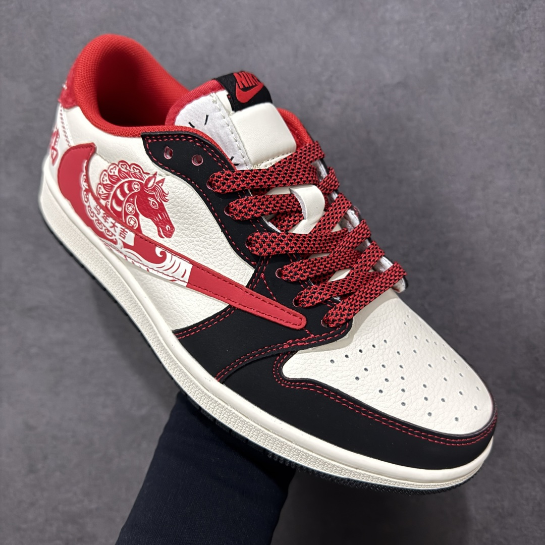 图片[3]-【定制版】Air Jordan 1 Low 2026 丙午马年限定款 采用黑、白、红的经典新年撞色，鞋身融入红色剪纸风格的马形图案（搭配 “马年大吉” 字样）、“福” 字祝福元素，同时保留解构倒钩 Swoosh 设计，剪纸风格马纹与文字采用精细热转印工艺呈现，解构倒钩通过红色明线强化层次，撞色拼接处缝线规整，体现了国风解构风格下的细节精致度。 解构风格下的细节精致度。 货号：LX1988-803 尺码：36 36.5 37.5 38 38.5 39 40 40.5 41 42 42.5 43 44 44.5 45-选品中心
