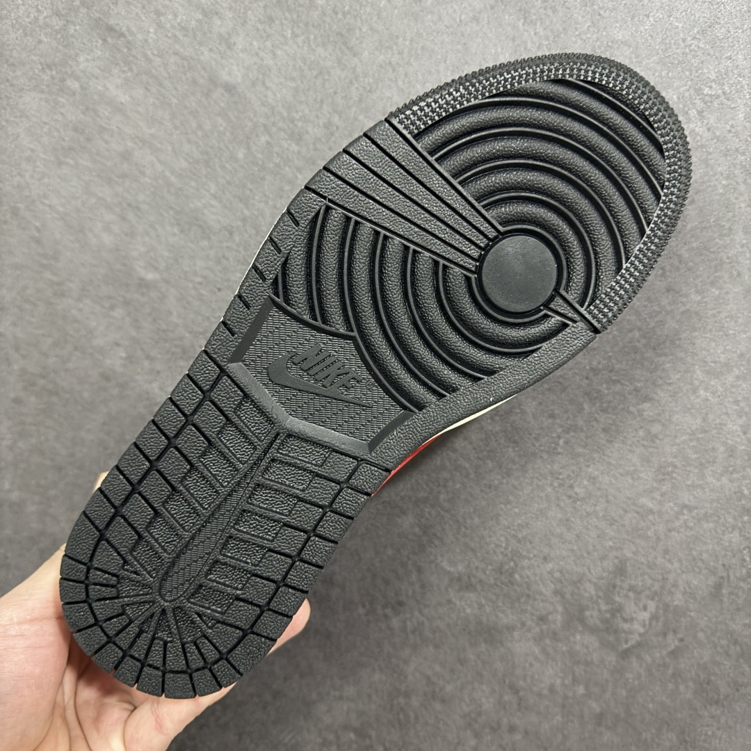 图片[9]-【定制版】Air Jordan 1 Low 2026 丙午马年限定款 采用黑、白、红的经典新年撞色，鞋身融入红色剪纸风格的马形图案（搭配 “马年大吉” 字样）、“福” 字祝福元素，同时保留解构倒钩 Swoosh 设计，剪纸风格马纹与文字采用精细热转印工艺呈现，解构倒钩通过红色明线强化层次，撞色拼接处缝线规整，体现了国风解构风格下的细节精致度。 解构风格下的细节精致度。 货号：LX1988-803 尺码：36 36.5 37.5 38 38.5 39 40 40.5 41 42 42.5 43 44 44.5 45-选品中心