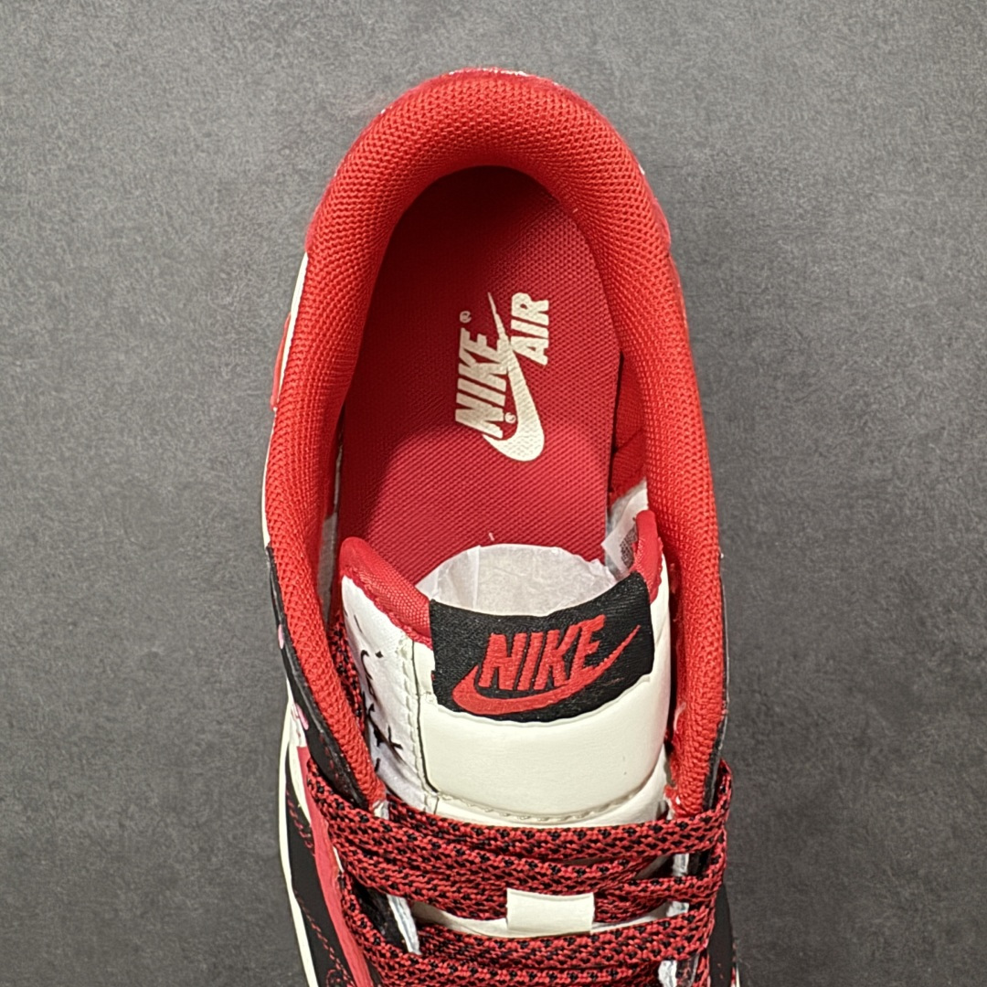 图片[7]-【定制版】Air Jordan 1 Low 2026 丙午马年限定款 采用黑、白、红的经典新年撞色，鞋身融入红色剪纸风格的马形图案（搭配 “马年大吉” 字样）、“福” 字祝福元素，同时保留解构倒钩 Swoosh 设计，剪纸风格马纹与文字采用精细热转印工艺呈现，解构倒钩通过红色明线强化层次，撞色拼接处缝线规整，体现了国风解构风格下的细节精致度。 解构风格下的细节精致度。 货号：LX1988-803 尺码：36 36.5 37.5 38 38.5 39 40 40.5 41 42 42.5 43 44 44.5 45-选品中心