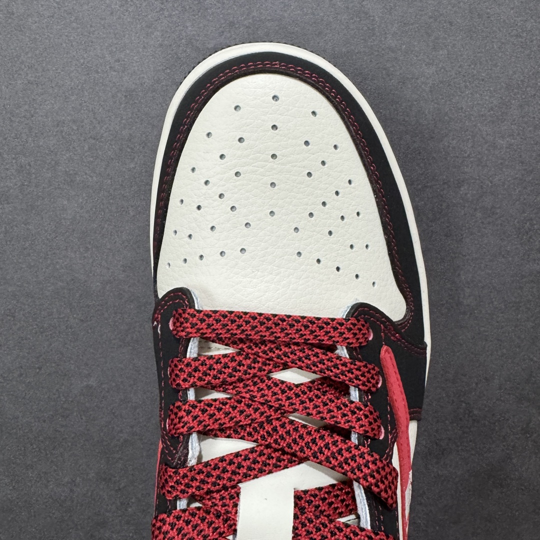 图片[8]-【定制版】Air Jordan 1 Low 2026 丙午马年限定款 采用黑、白、红的经典新年撞色，鞋身融入红色剪纸风格的马形图案（搭配 “马年大吉” 字样）、“福” 字祝福元素，同时保留解构倒钩 Swoosh 设计，剪纸风格马纹与文字采用精细热转印工艺呈现，解构倒钩通过红色明线强化层次，撞色拼接处缝线规整，体现了国风解构风格下的细节精致度。 解构风格下的细节精致度。 货号：LX1988-803 尺码：36 36.5 37.5 38 38.5 39 40 40.5 41 42 42.5 43 44 44.5 45-选品中心