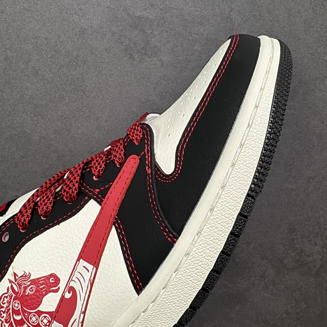 图片[5]-【定制版】Air Jordan 1 Low 2026 丙午马年限定款 采用黑、白、红的经典新年撞色，鞋身融入红色剪纸风格的马形图案（搭配 “马年大吉” 字样）、“福” 字祝福元素，同时保留解构倒钩 Swoosh 设计，剪纸风格马纹与文字采用精细热转印工艺呈现，解构倒钩通过红色明线强化层次，撞色拼接处缝线规整，体现了国风解构风格下的细节精致度。 解构风格下的细节精致度。 货号：LX1988-803 尺码：36 36.5 37.5 38 38.5 39 40 40.5 41 42 42.5 43 44 44.5 45-选品中心