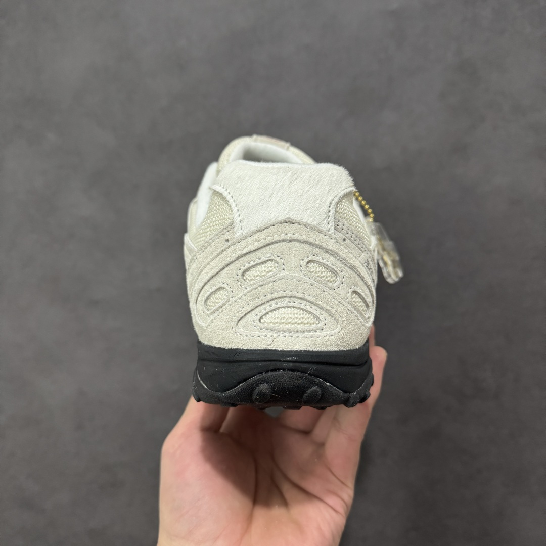 图片[4]-【公司级】新百伦 New Balance 204L 复古薄底鞋重塑都市运动美学时尚运动跑步鞋，以复古薄底设计与室内足球鞋灵感，打造兼具轻量化通勤与潮流穿搭的多功能鞋款。采用麂皮与网眼拼接鞋面，搭配大地色系或静奢浅褐配色，呈现复古与现代的平衡。薄底优化：中底采用超薄EVA缓震，结合颗粒状外底纹路，确保贴地感与灵活性，同时视觉上拉长腿部线条。细节升级：鞋侧反光大“N”字Logo与204L后跟标识增强辨识度，部分版本融入KITH联名银灰网眼材质，提升层次感。 货号：U204L8OV 尺码： 36-45含半码 编码： XZB210220-选品中心