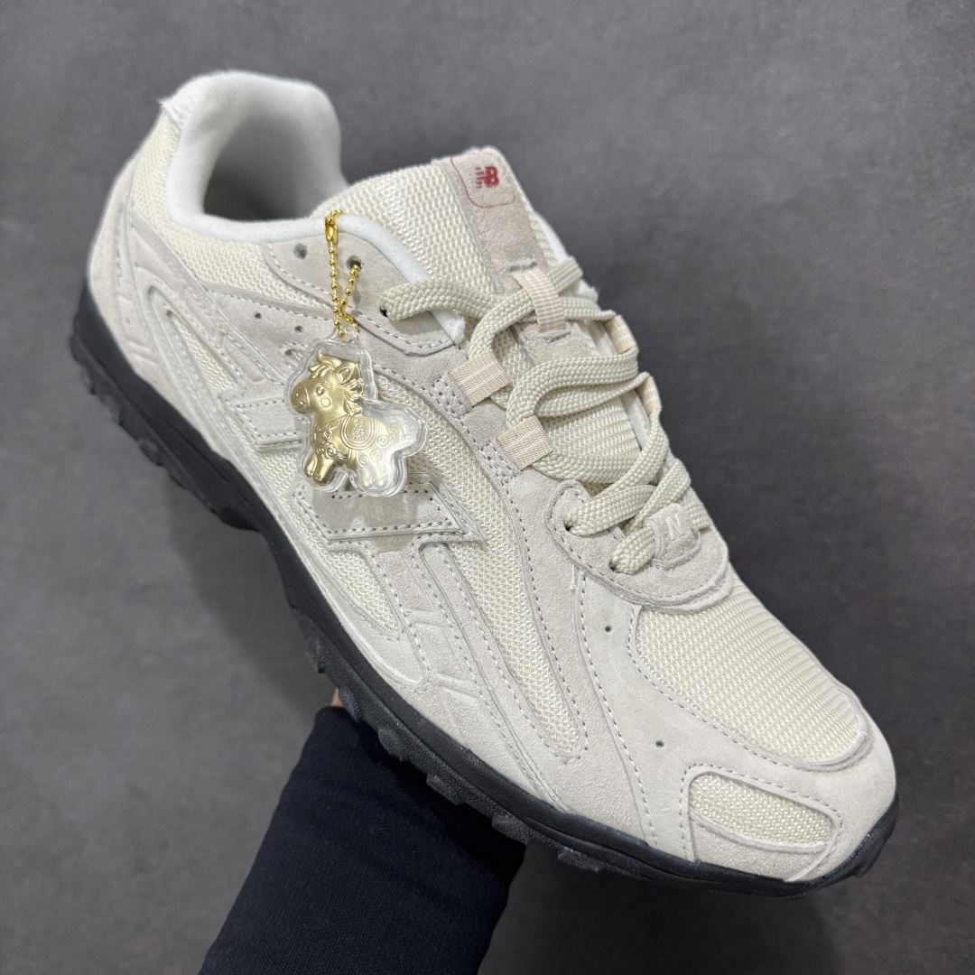 图片[3]-【公司级】新百伦 New Balance 204L 复古薄底鞋重塑都市运动美学时尚运动跑步鞋，以复古薄底设计与室内足球鞋灵感，打造兼具轻量化通勤与潮流穿搭的多功能鞋款。采用麂皮与网眼拼接鞋面，搭配大地色系或静奢浅褐配色，呈现复古与现代的平衡。薄底优化：中底采用超薄EVA缓震，结合颗粒状外底纹路，确保贴地感与灵活性，同时视觉上拉长腿部线条。细节升级：鞋侧反光大“N”字Logo与204L后跟标识增强辨识度，部分版本融入KITH联名银灰网眼材质，提升层次感。 货号：U204L8OV 尺码： 36-45含半码 编码： XZB210220-选品中心