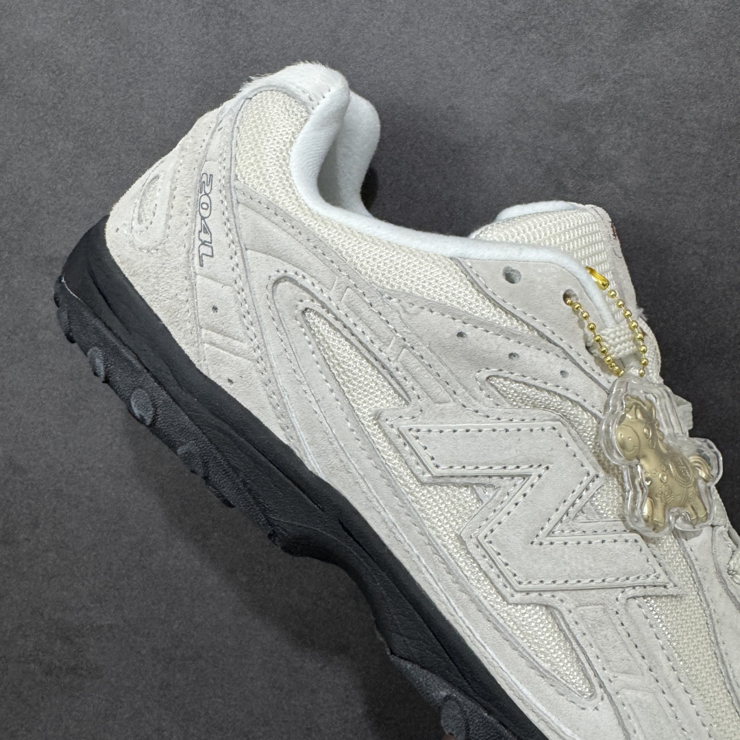 图片[6]-【公司级】新百伦 New Balance 204L 复古薄底鞋重塑都市运动美学时尚运动跑步鞋，以复古薄底设计与室内足球鞋灵感，打造兼具轻量化通勤与潮流穿搭的多功能鞋款。采用麂皮与网眼拼接鞋面，搭配大地色系或静奢浅褐配色，呈现复古与现代的平衡。薄底优化：中底采用超薄EVA缓震，结合颗粒状外底纹路，确保贴地感与灵活性，同时视觉上拉长腿部线条。细节升级：鞋侧反光大“N”字Logo与204L后跟标识增强辨识度，部分版本融入KITH联名银灰网眼材质，提升层次感。 货号：U204L8OV 尺码： 36-45含半码 编码： XZB210220-选品中心