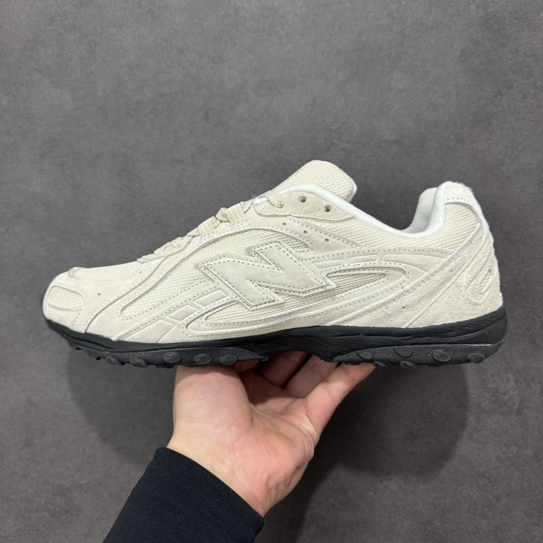 图片[2]-【公司级】新百伦 New Balance 204L 复古薄底鞋重塑都市运动美学时尚运动跑步鞋，以复古薄底设计与室内足球鞋灵感，打造兼具轻量化通勤与潮流穿搭的多功能鞋款。采用麂皮与网眼拼接鞋面，搭配大地色系或静奢浅褐配色，呈现复古与现代的平衡。薄底优化：中底采用超薄EVA缓震，结合颗粒状外底纹路，确保贴地感与灵活性，同时视觉上拉长腿部线条。细节升级：鞋侧反光大“N”字Logo与204L后跟标识增强辨识度，部分版本融入KITH联名银灰网眼材质，提升层次感。 货号：U204L8OV 尺码： 36-45含半码 编码： XZB210220-选品中心