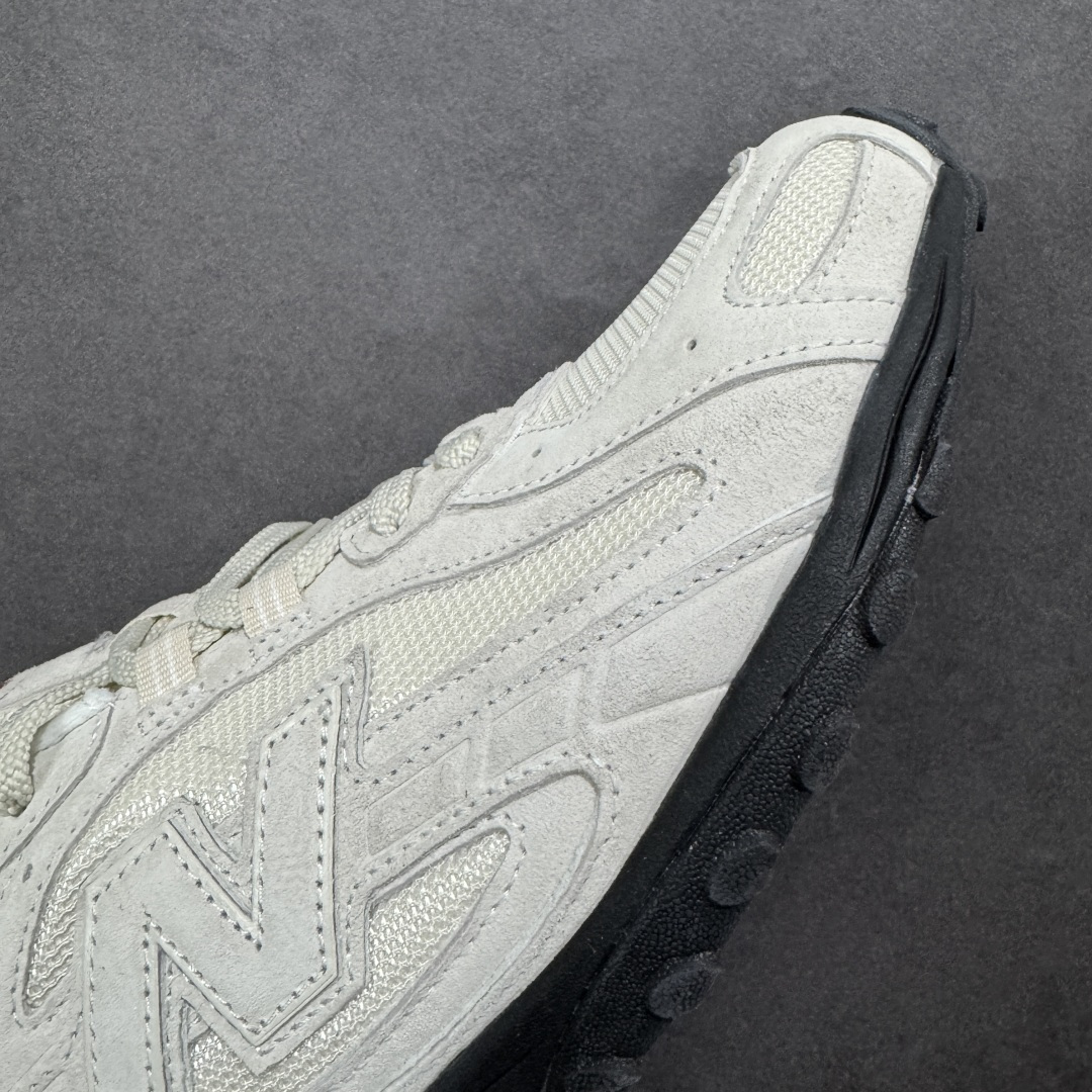 图片[5]-【公司级】新百伦 New Balance 204L 复古薄底鞋重塑都市运动美学时尚运动跑步鞋，以复古薄底设计与室内足球鞋灵感，打造兼具轻量化通勤与潮流穿搭的多功能鞋款。采用麂皮与网眼拼接鞋面，搭配大地色系或静奢浅褐配色，呈现复古与现代的平衡。薄底优化：中底采用超薄EVA缓震，结合颗粒状外底纹路，确保贴地感与灵活性，同时视觉上拉长腿部线条。细节升级：鞋侧反光大“N”字Logo与204L后跟标识增强辨识度，部分版本融入KITH联名银灰网眼材质，提升层次感。 货号：U204L8OV 尺码： 36-45含半码 编码： XZB210220-选品中心