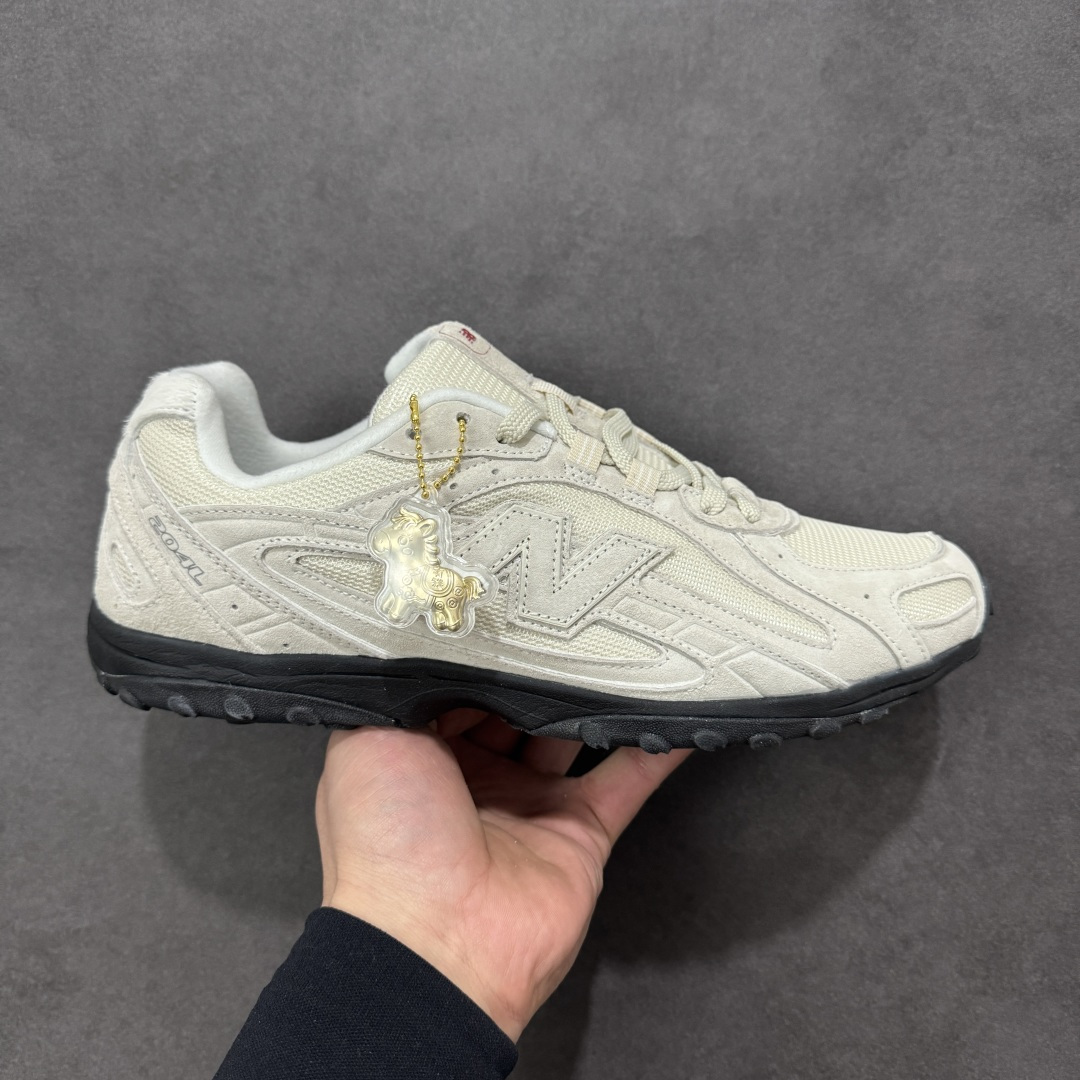 【公司级】新百伦 New Balance 204L 复古薄底鞋重塑都市运动美学时尚运动跑步鞋,以复古薄底设计与室内足球鞋灵感,打造兼具轻量化通勤与潮流穿搭的多功能鞋款。采用麂皮与网眼拼接鞋面,搭配大地色系或静奢浅褐配色,呈现复古与现代的平衡。薄底优化:中底采用超薄EVA缓震,结合颗粒状外底纹路,确保贴地感与灵活性,同时视觉上拉长腿部线条。细节升级:鞋侧反光大“N”字Logo与204L后跟标识增强辨识度,部分版本融入KITH联名银灰网眼材质,提升层次感。 货号:U204L8OV 尺码: 36-45含半码 编码: XZB210220-选品中心