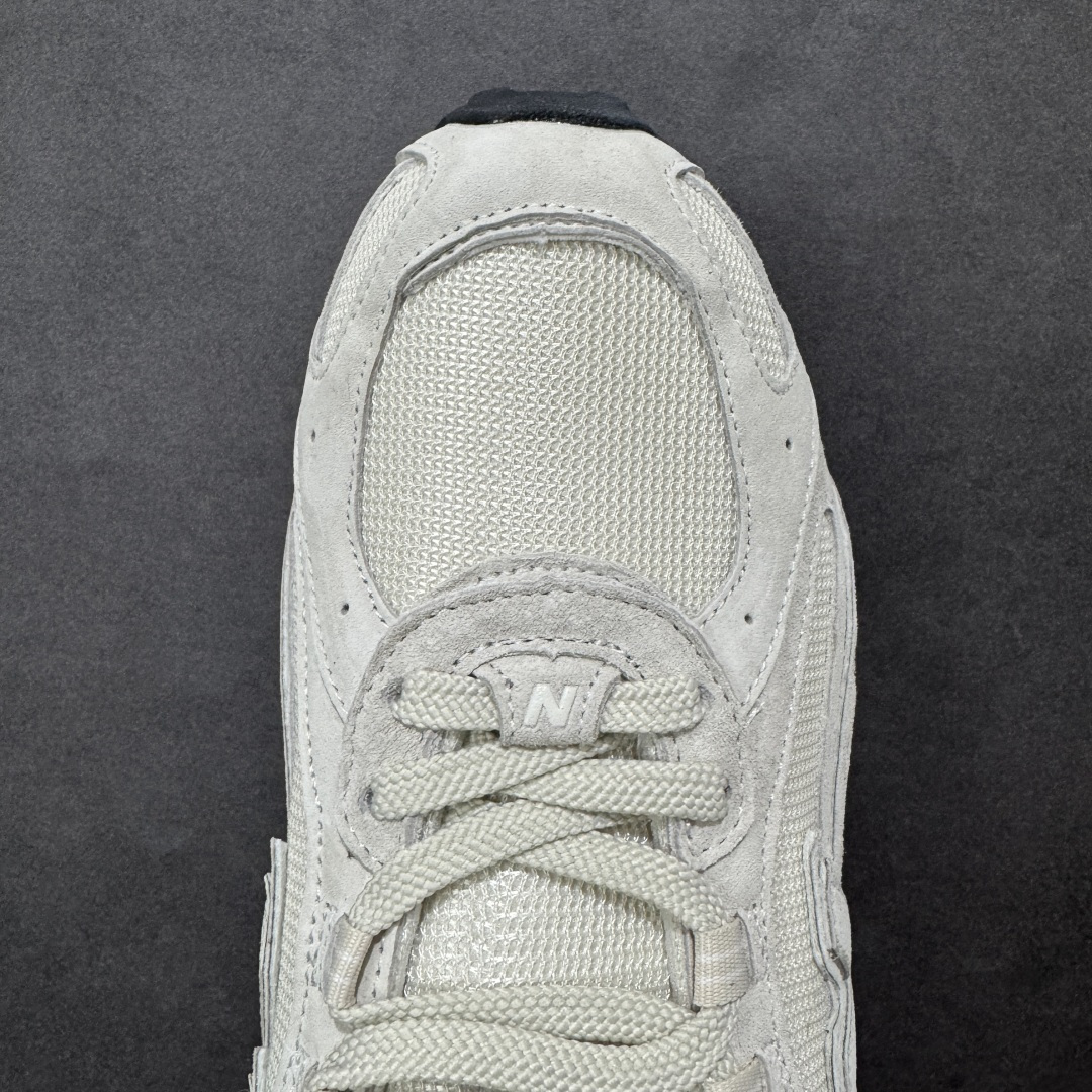 图片[8]-【公司级】新百伦 New Balance 204L 复古薄底鞋重塑都市运动美学时尚运动跑步鞋，以复古薄底设计与室内足球鞋灵感，打造兼具轻量化通勤与潮流穿搭的多功能鞋款。采用麂皮与网眼拼接鞋面，搭配大地色系或静奢浅褐配色，呈现复古与现代的平衡。薄底优化：中底采用超薄EVA缓震，结合颗粒状外底纹路，确保贴地感与灵活性，同时视觉上拉长腿部线条。细节升级：鞋侧反光大“N”字Logo与204L后跟标识增强辨识度，部分版本融入KITH联名银灰网眼材质，提升层次感。 货号：U204L8OV 尺码： 36-45含半码 编码： XZB210220-选品中心