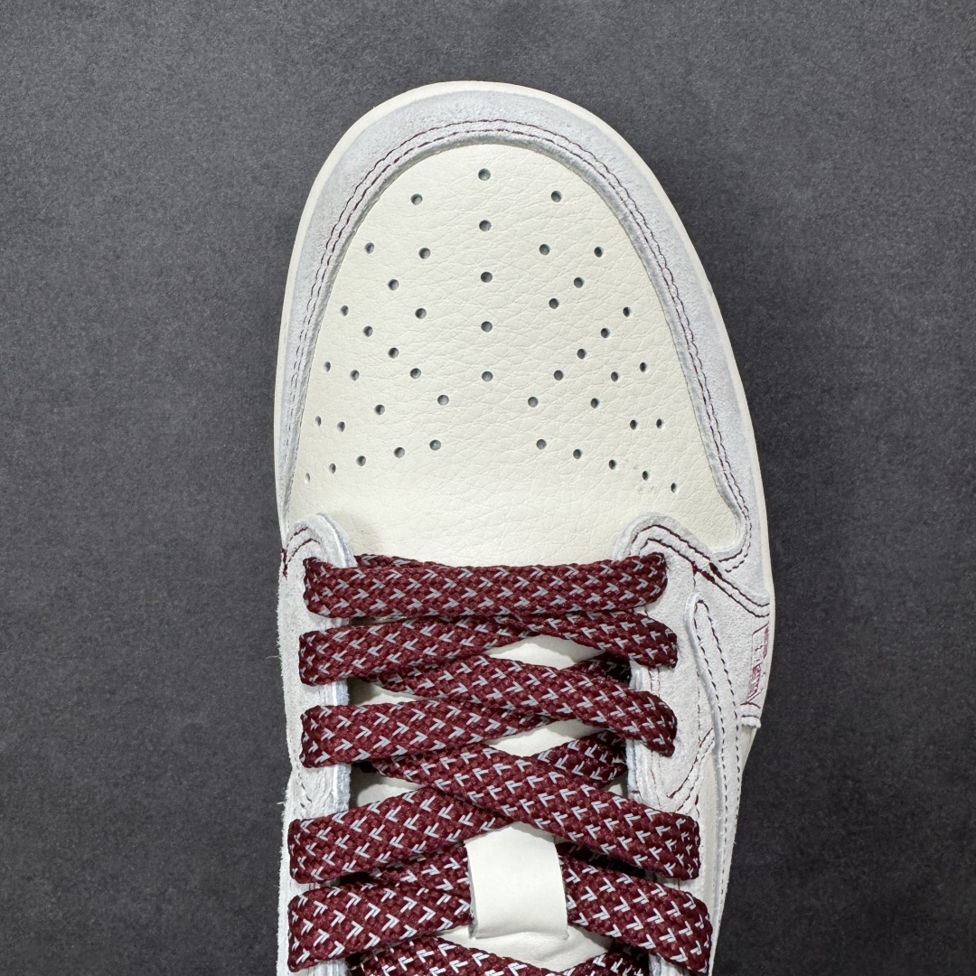 图片[8]-【定制版】Air Jordan 1 Low 倒钩2026 丙午马年限定款 采用白、浅灰、酒红的柔和暖调配色，解构倒钩 Swoosh 通过酒红明线强化层次，鞋头点缀 “丙午” 纪年印章，后跟印有 “2026” 艺术字样 + 马形图案；既保留了街头潮流的解构个性，又通过生肖与印章元素注入中式文化质感，凸显新年雅致氛围。 货号：SD6868-129 尺码：36 36.5 37.5 38 38.5 39 40 40.5 41 42 42.5 43 44 44.5 45-选品中心
