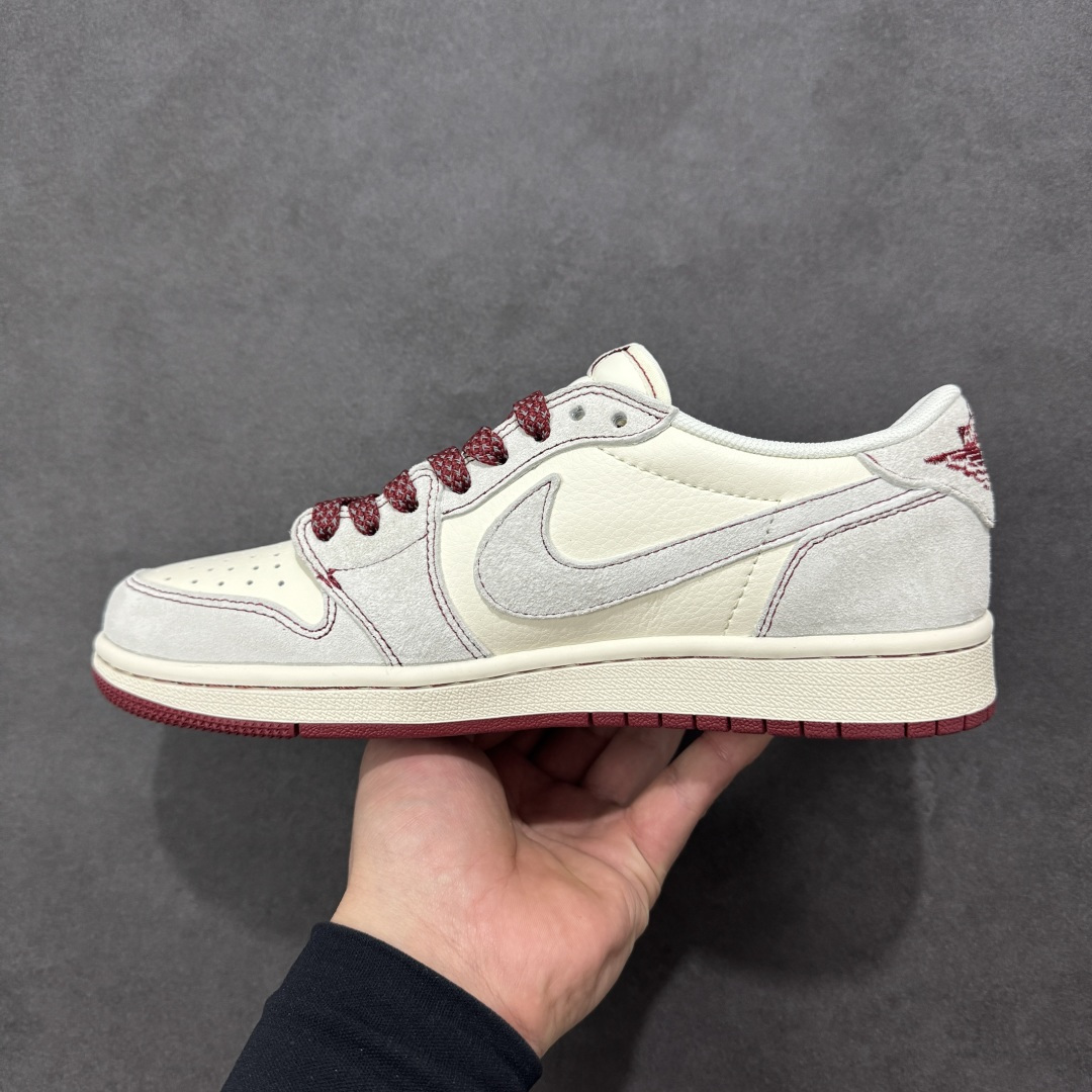 图片[2]-【定制版】Air Jordan 1 Low 倒钩2026 丙午马年限定款 采用白、浅灰、酒红的柔和暖调配色，解构倒钩 Swoosh 通过酒红明线强化层次，鞋头点缀 “丙午” 纪年印章，后跟印有 “2026” 艺术字样 + 马形图案；既保留了街头潮流的解构个性，又通过生肖与印章元素注入中式文化质感，凸显新年雅致氛围。 货号：SD6868-129 尺码：36 36.5 37.5 38 38.5 39 40 40.5 41 42 42.5 43 44 44.5 45-选品中心