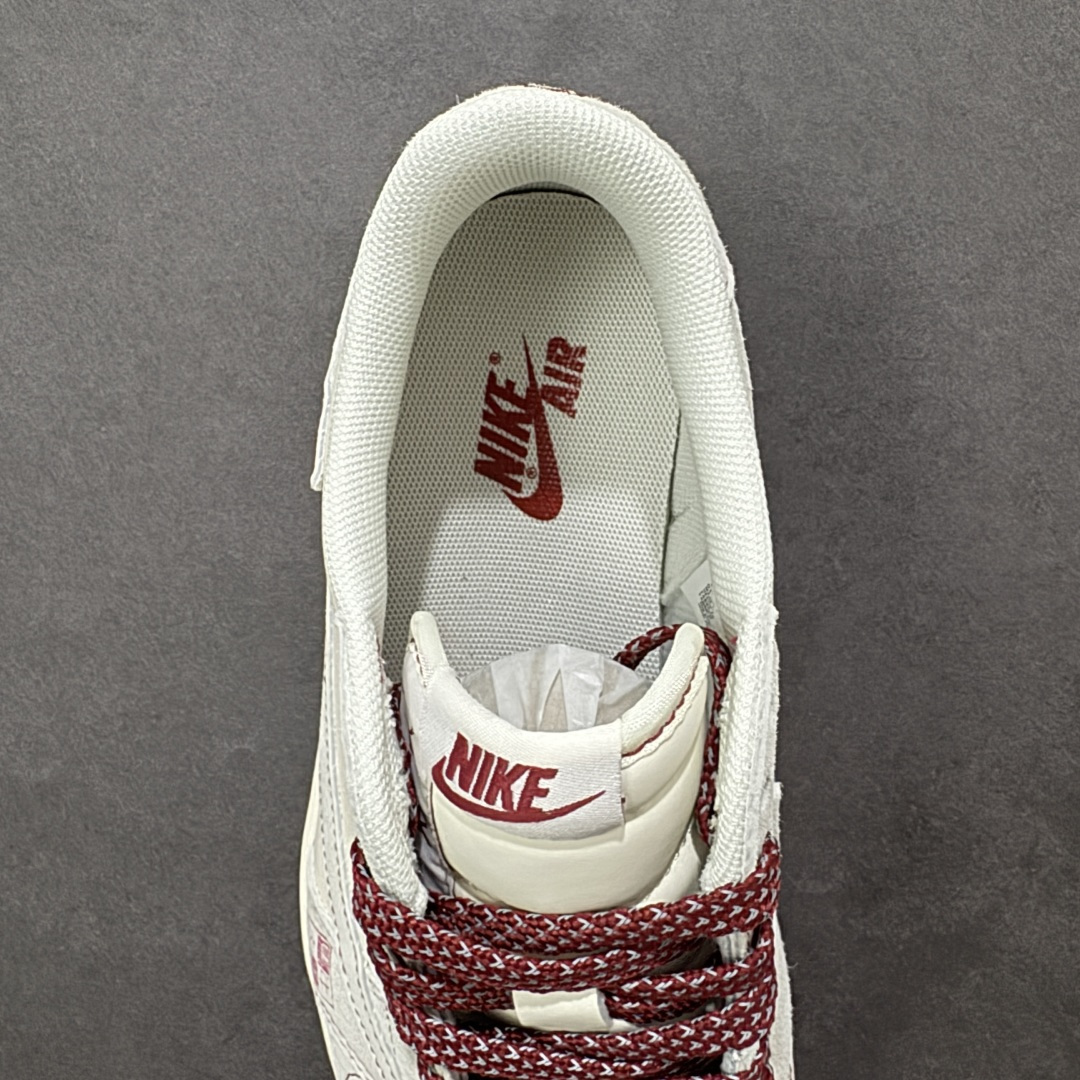 图片[7]-【定制版】Air Jordan 1 Low 倒钩2026 丙午马年限定款 采用白、浅灰、酒红的柔和暖调配色，解构倒钩 Swoosh 通过酒红明线强化层次，鞋头点缀 “丙午” 纪年印章，后跟印有 “2026” 艺术字样 + 马形图案；既保留了街头潮流的解构个性，又通过生肖与印章元素注入中式文化质感，凸显新年雅致氛围。 货号：SD6868-129 尺码：36 36.5 37.5 38 38.5 39 40 40.5 41 42 42.5 43 44 44.5 45-选品中心