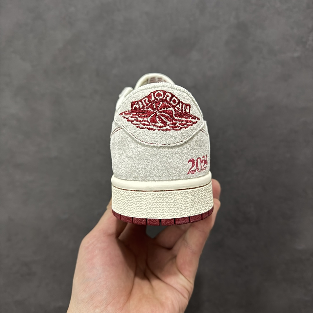 图片[4]-【定制版】Air Jordan 1 Low 倒钩2026 丙午马年限定款 采用白、浅灰、酒红的柔和暖调配色，解构倒钩 Swoosh 通过酒红明线强化层次，鞋头点缀 “丙午” 纪年印章，后跟印有 “2026” 艺术字样 + 马形图案；既保留了街头潮流的解构个性，又通过生肖与印章元素注入中式文化质感，凸显新年雅致氛围。 货号：SD6868-129 尺码：36 36.5 37.5 38 38.5 39 40 40.5 41 42 42.5 43 44 44.5 45-选品中心
