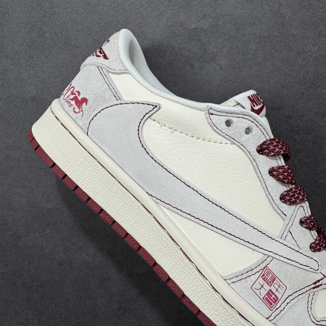 图片[6]-【定制版】Air Jordan 1 Low 倒钩2026 丙午马年限定款 采用白、浅灰、酒红的柔和暖调配色，解构倒钩 Swoosh 通过酒红明线强化层次，鞋头点缀 “丙午” 纪年印章，后跟印有 “2026” 艺术字样 + 马形图案；既保留了街头潮流的解构个性，又通过生肖与印章元素注入中式文化质感，凸显新年雅致氛围。 货号：SD6868-129 尺码：36 36.5 37.5 38 38.5 39 40 40.5 41 42 42.5 43 44 44.5 45-选品中心